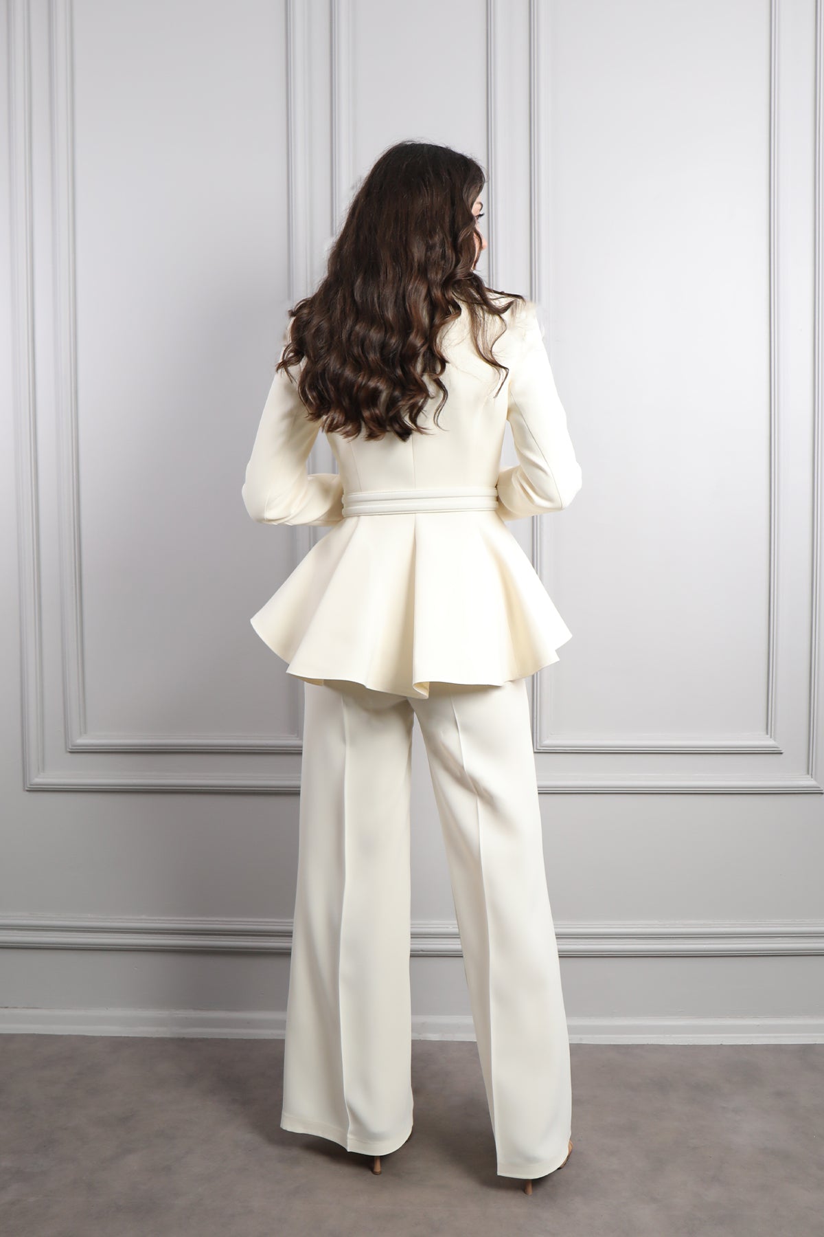 طقم بنطال وجاكيت بتطريزات كريستالية وحزام عالخصر -سكري