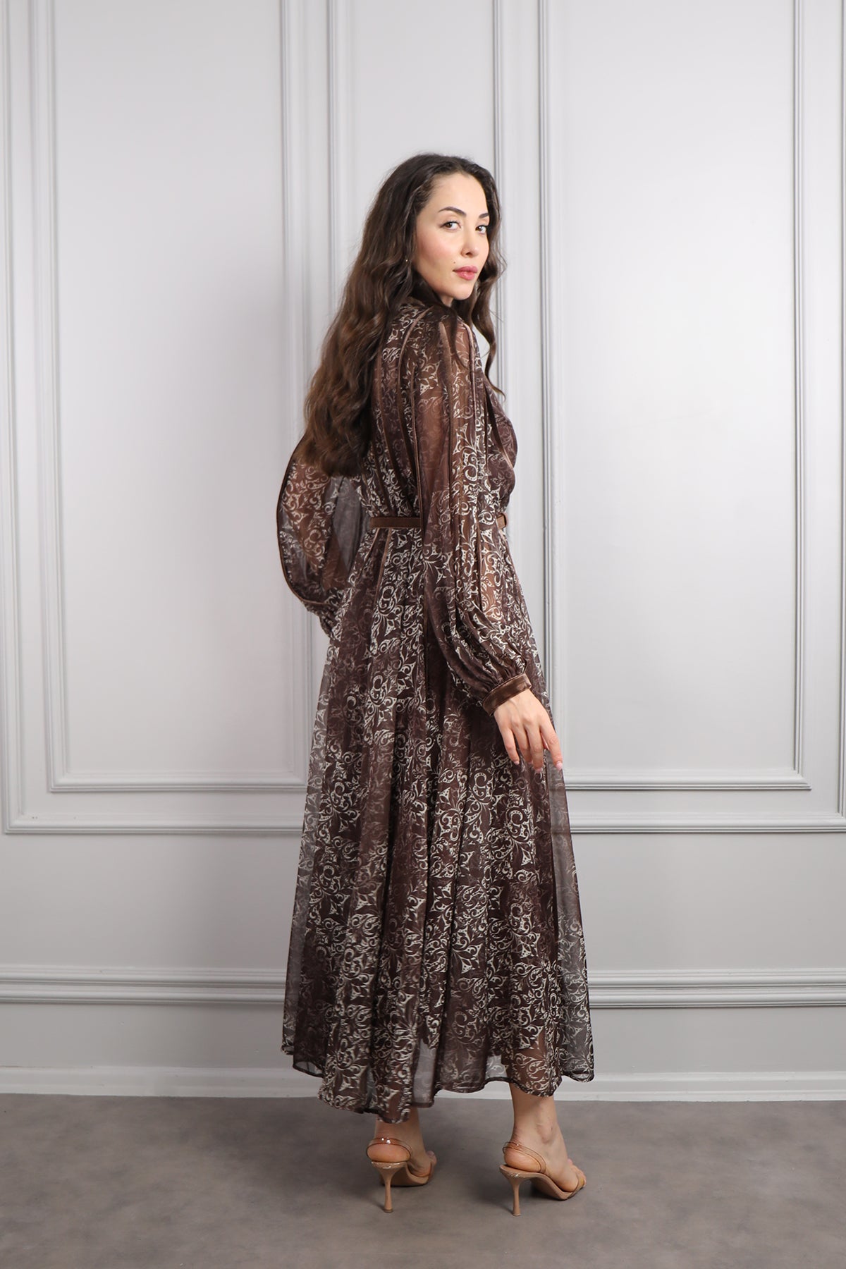 فستان بياقة قميص وحزام بتفاصيل مخمل وزخرفة شفافة -بني