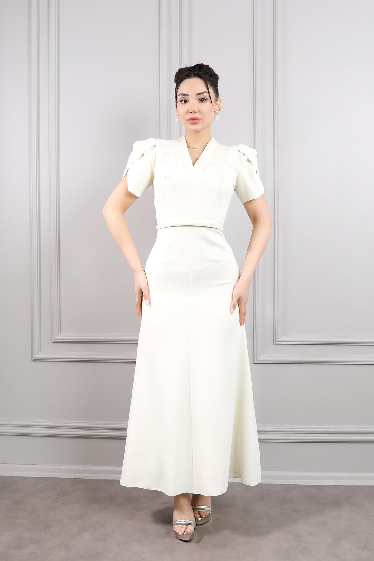 فستان ميدي بياقة مثلثة وحزام عالخصر بتطريزات خرزية -سكري