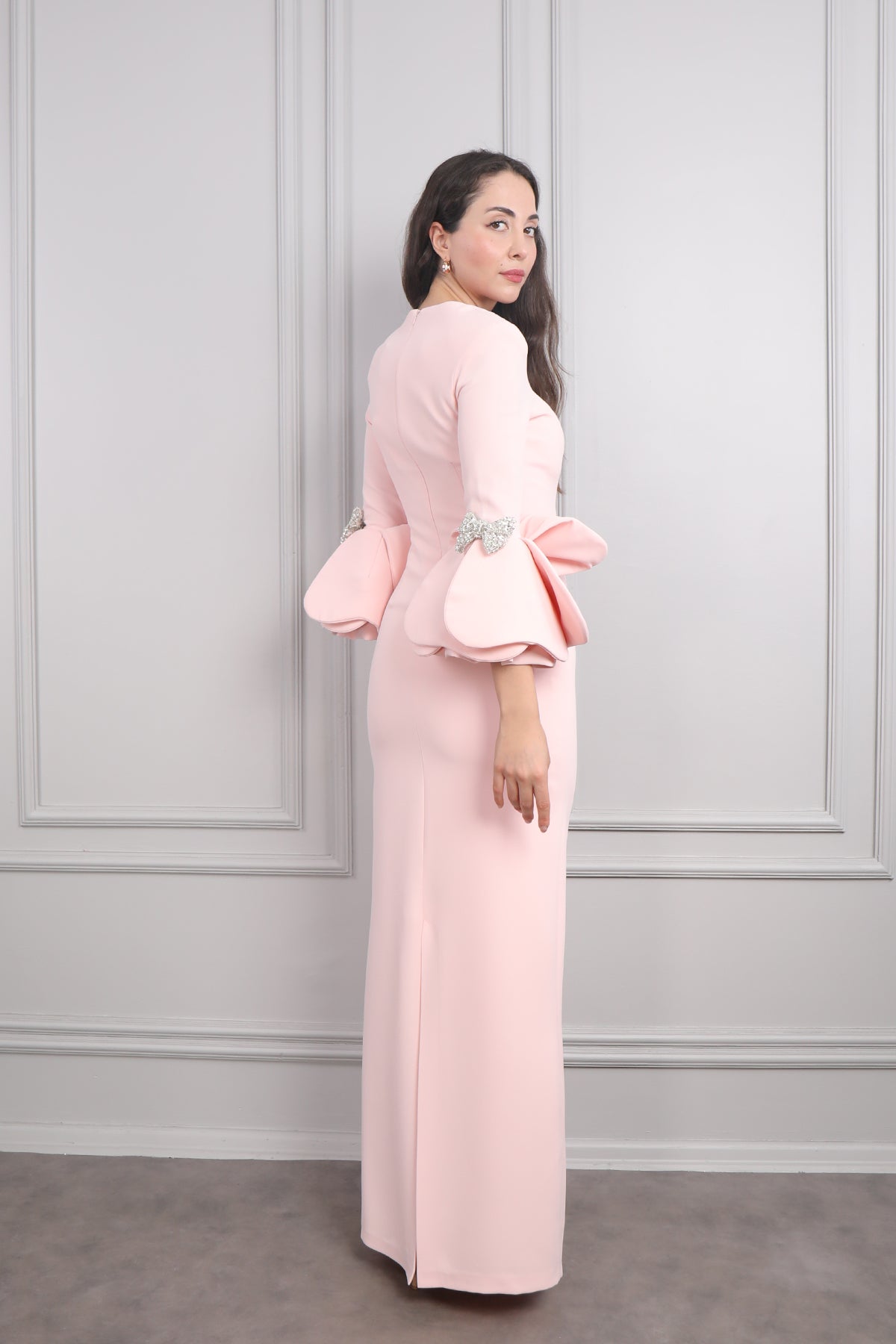 فستان سهرة بياقة مربعة واكمام منتفخة بفيونكة كريستالية -بمبي