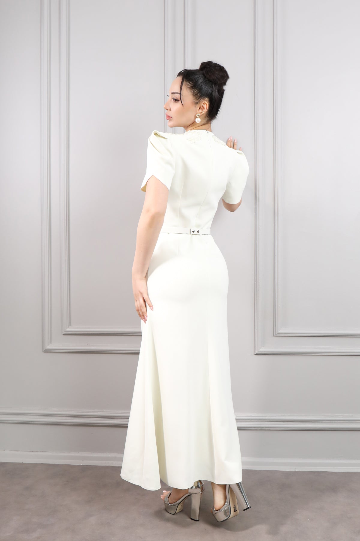 فستان ميدي بياقة مثلثة وحزام عالخصر بتطريزات خرزية -سكري