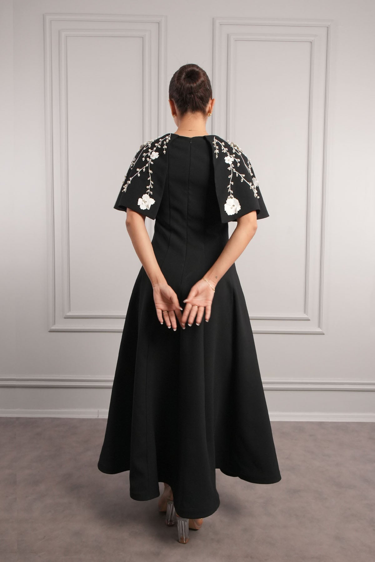 فستان سهرة ميدي مع تصميم بوليرو وتفاصيل زهور وجيوب - اسود