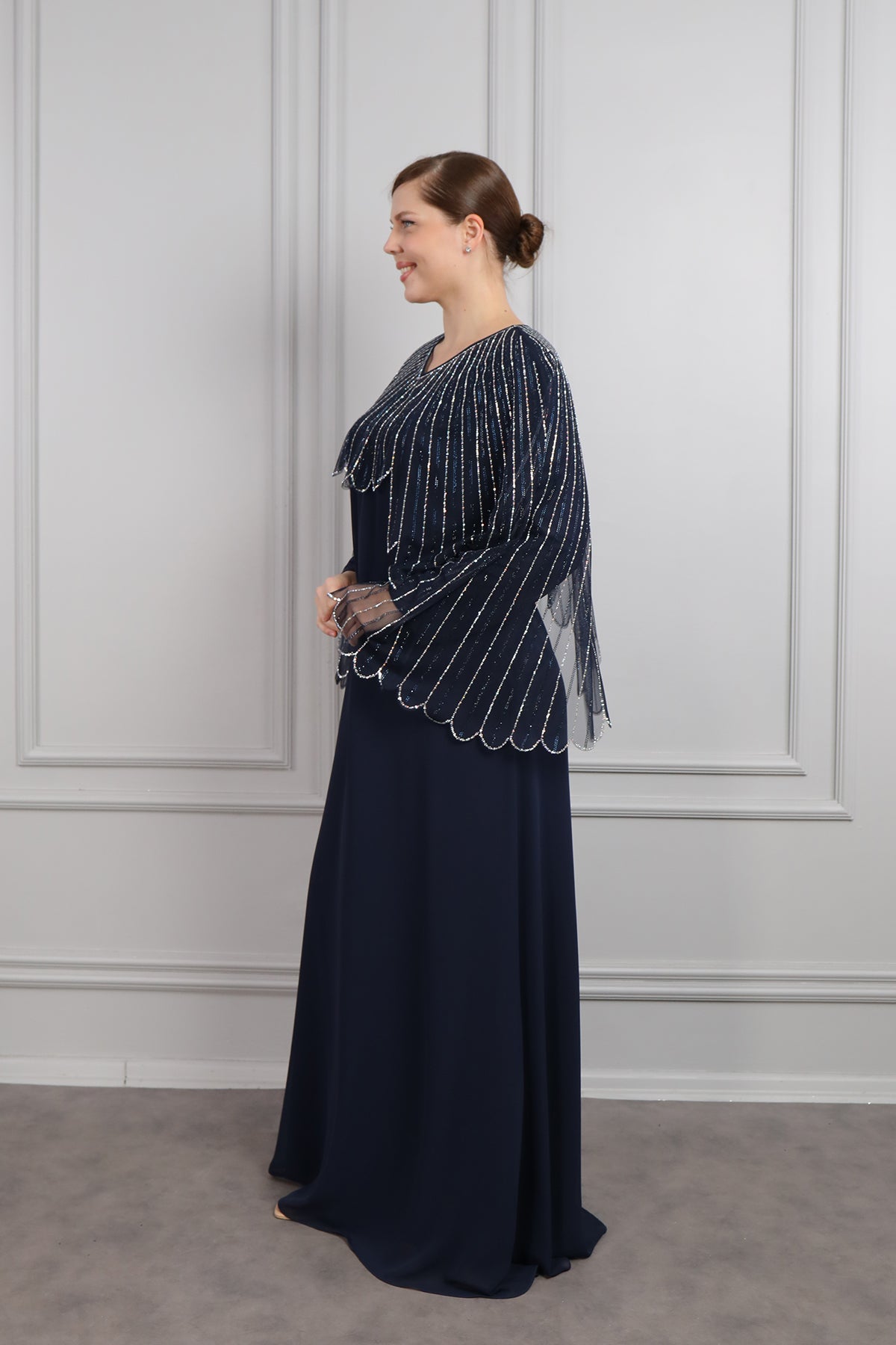 فستان مقاس كبير بالتول في الاعلى مزخرف بالفصوص -كحلي