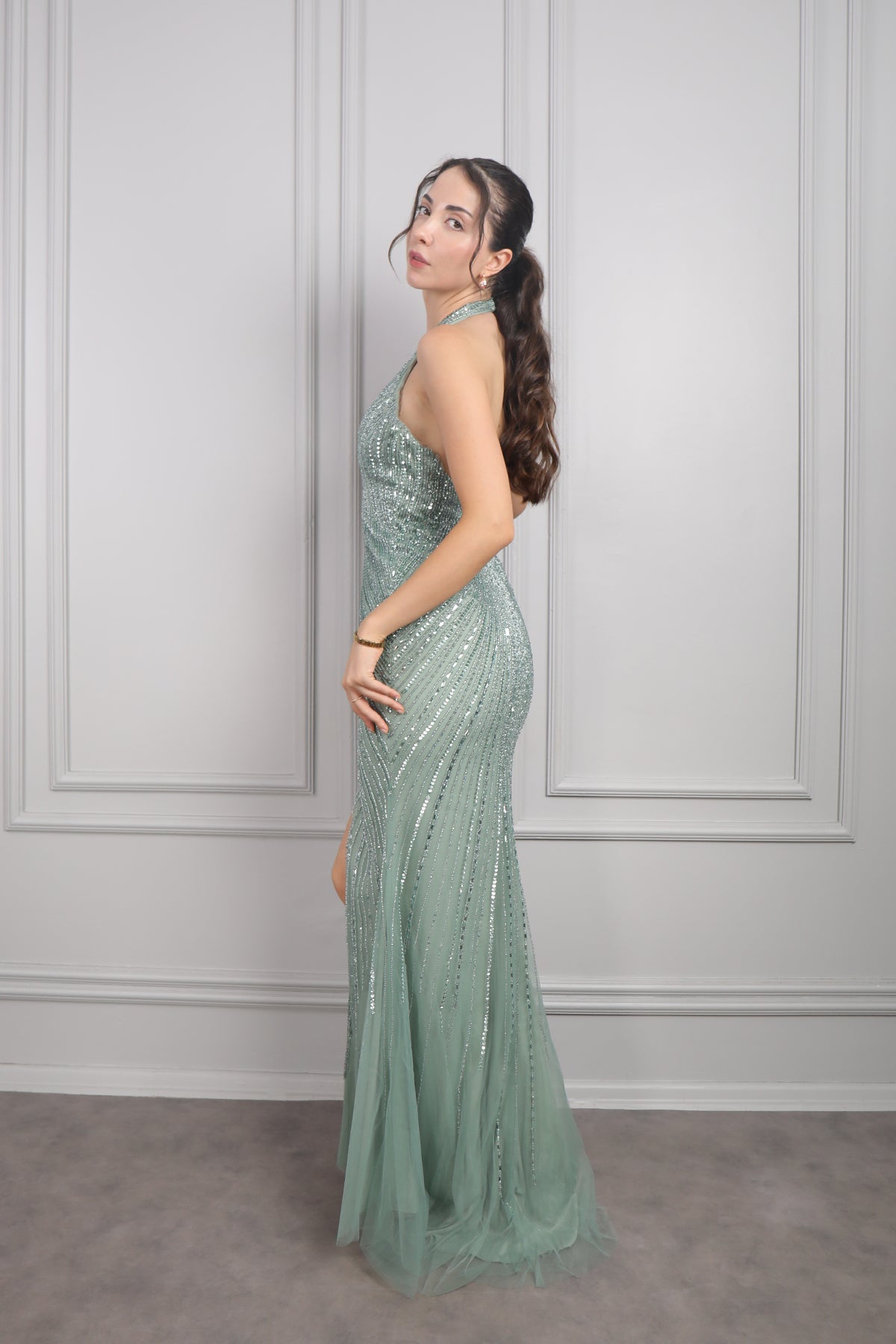 فستان سهرة بحمالات عالرقبة مطرز بالكامل بالكريستالات من "المجموعة الخاصة" -اخضر