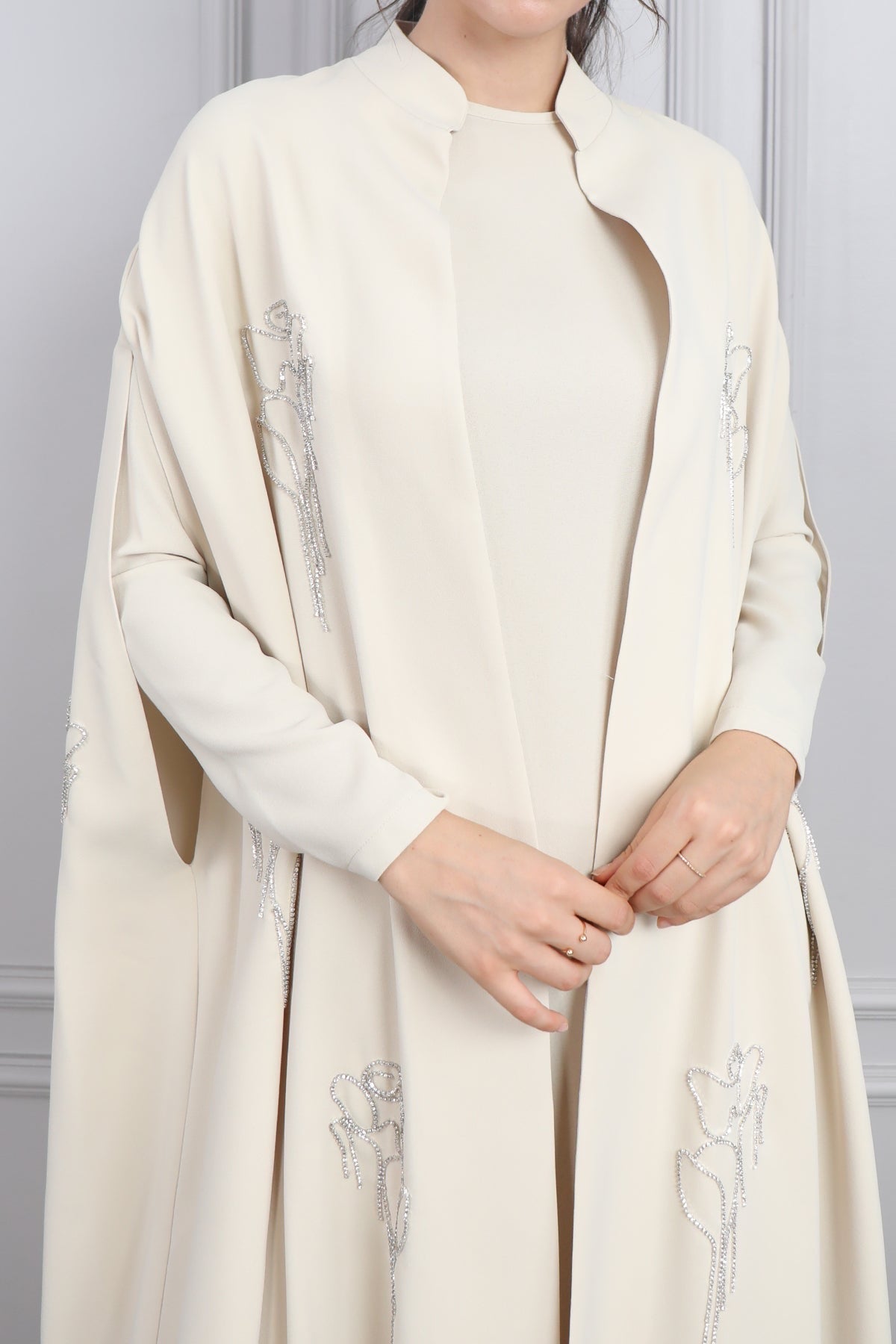 طقم عباية بقطعتين مزين بتطريزات ورود -بيج