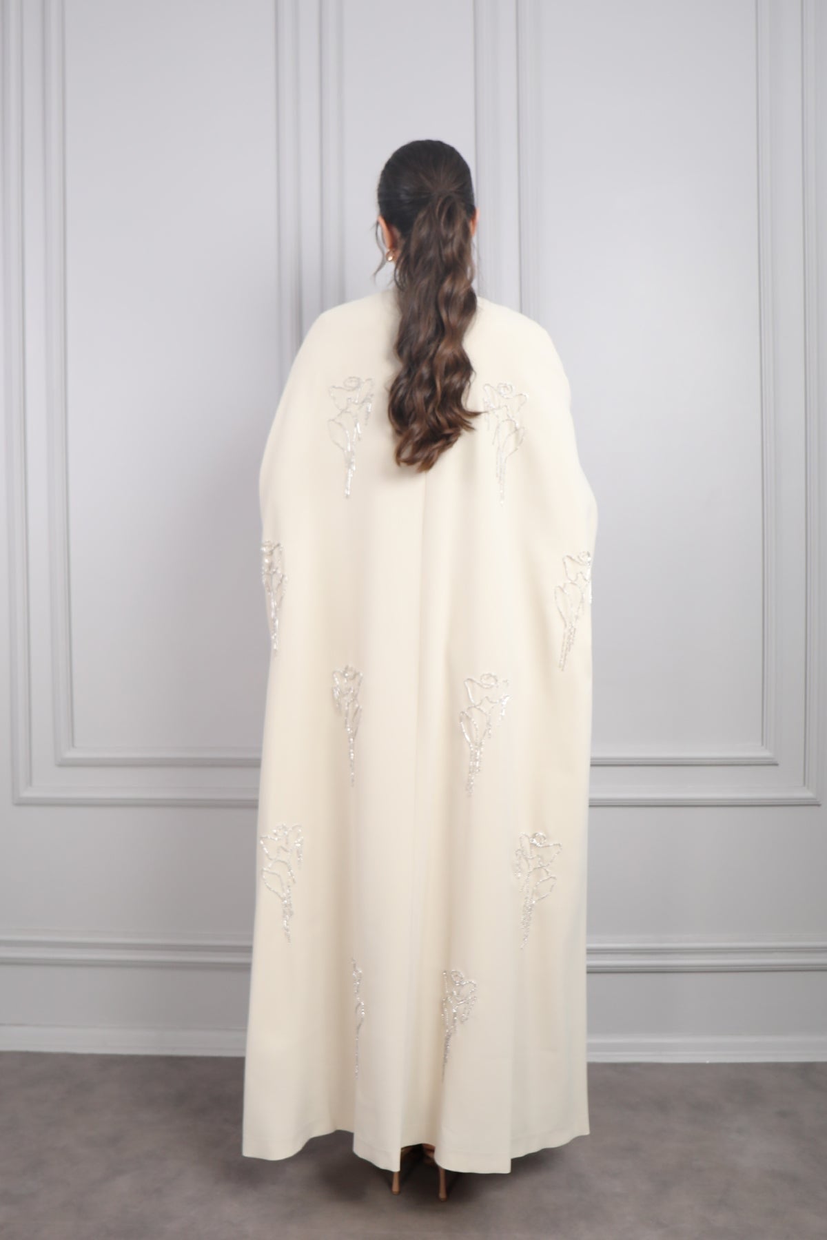 طقم عباية بقطعتين مزين بتطريزات ورود -بيج