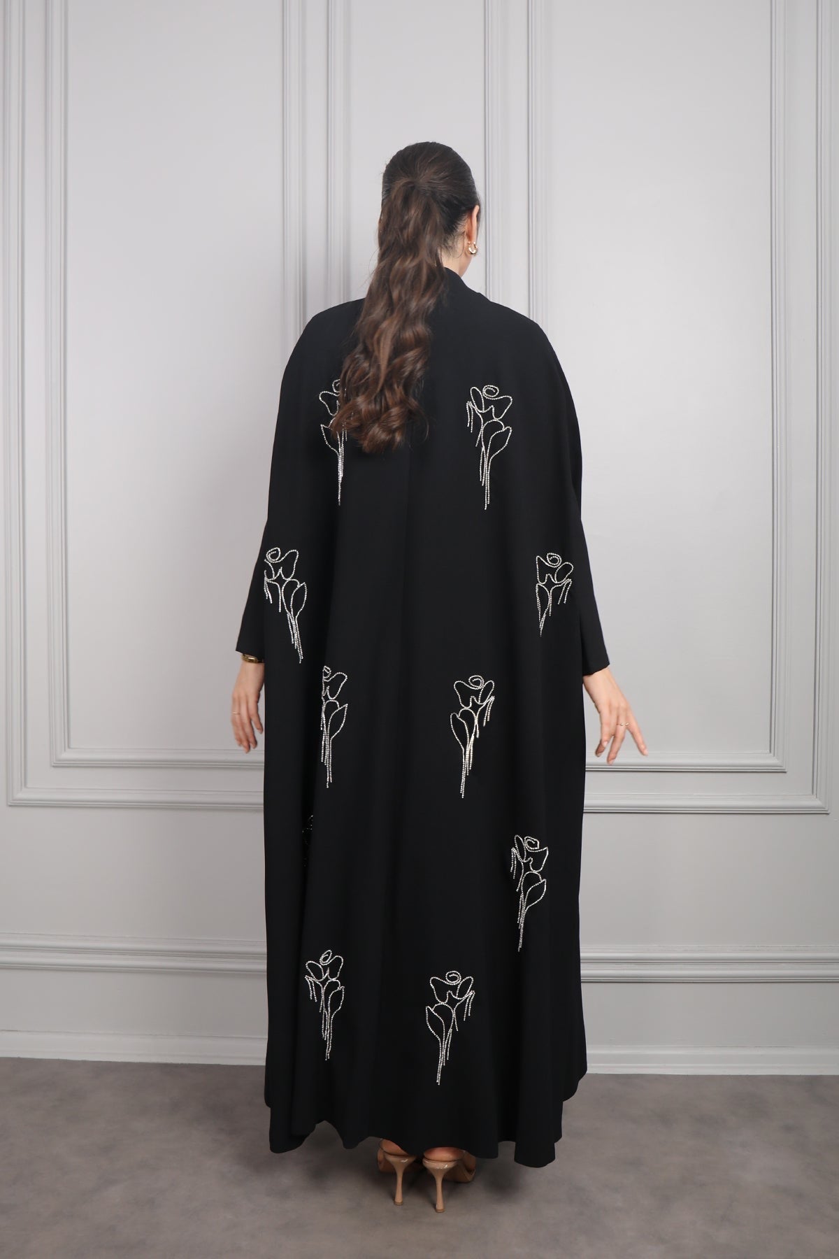 طقم عباية بقطعتين مزين بتطريزات ورود -اسود
