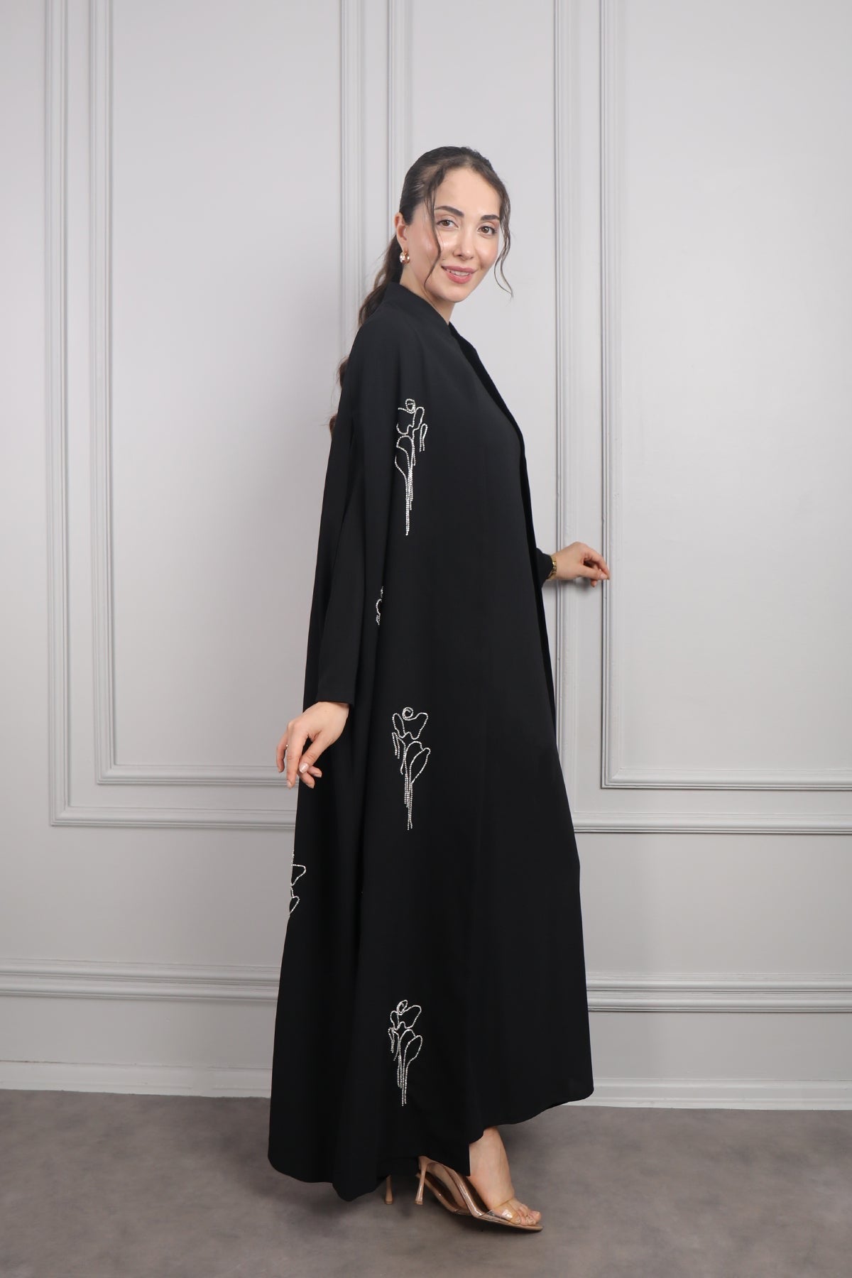 طقم عباية بقطعتين مزين بتطريزات ورود -اسود
