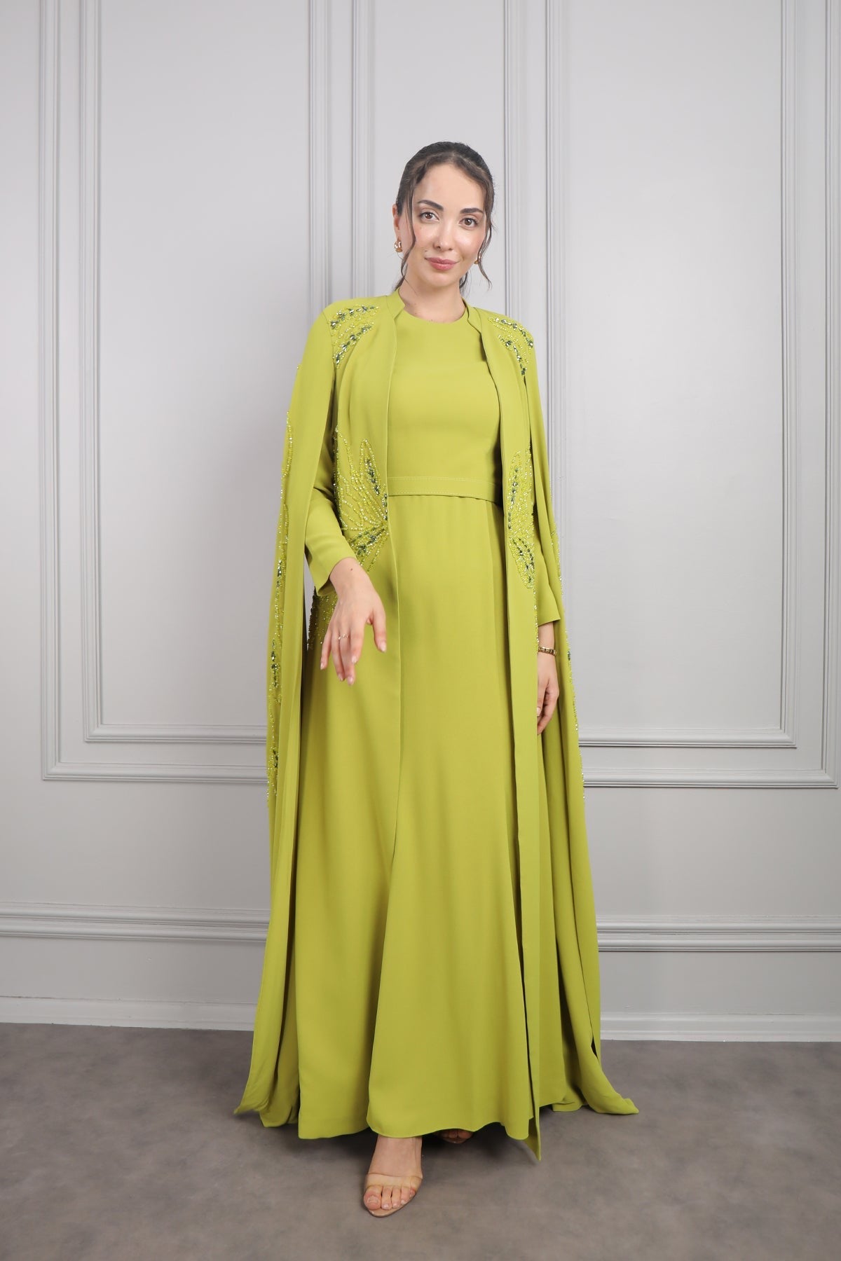 طقم قطعتين فستان وعباية بتطريزات خرزية -فستقي