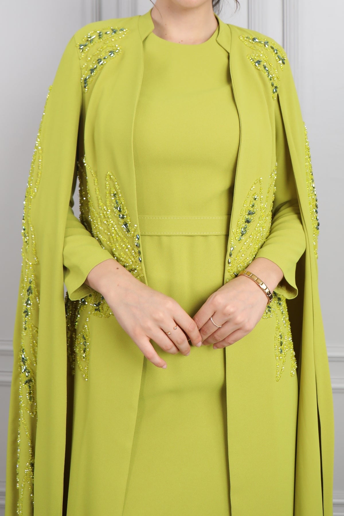 طقم قطعتين فستان وعباية بتطريزات خرزية -فستقي