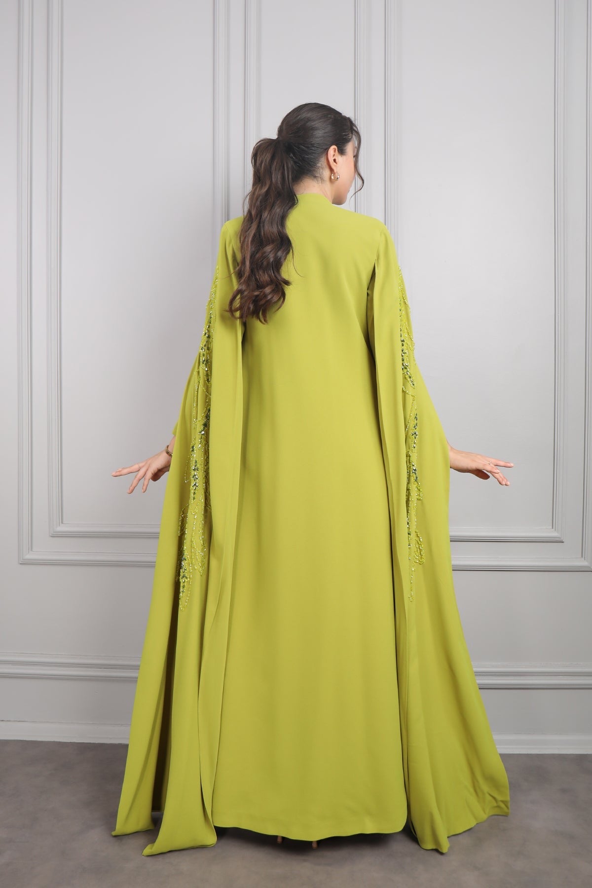 طقم قطعتين فستان وعباية بتطريزات خرزية -فستقي