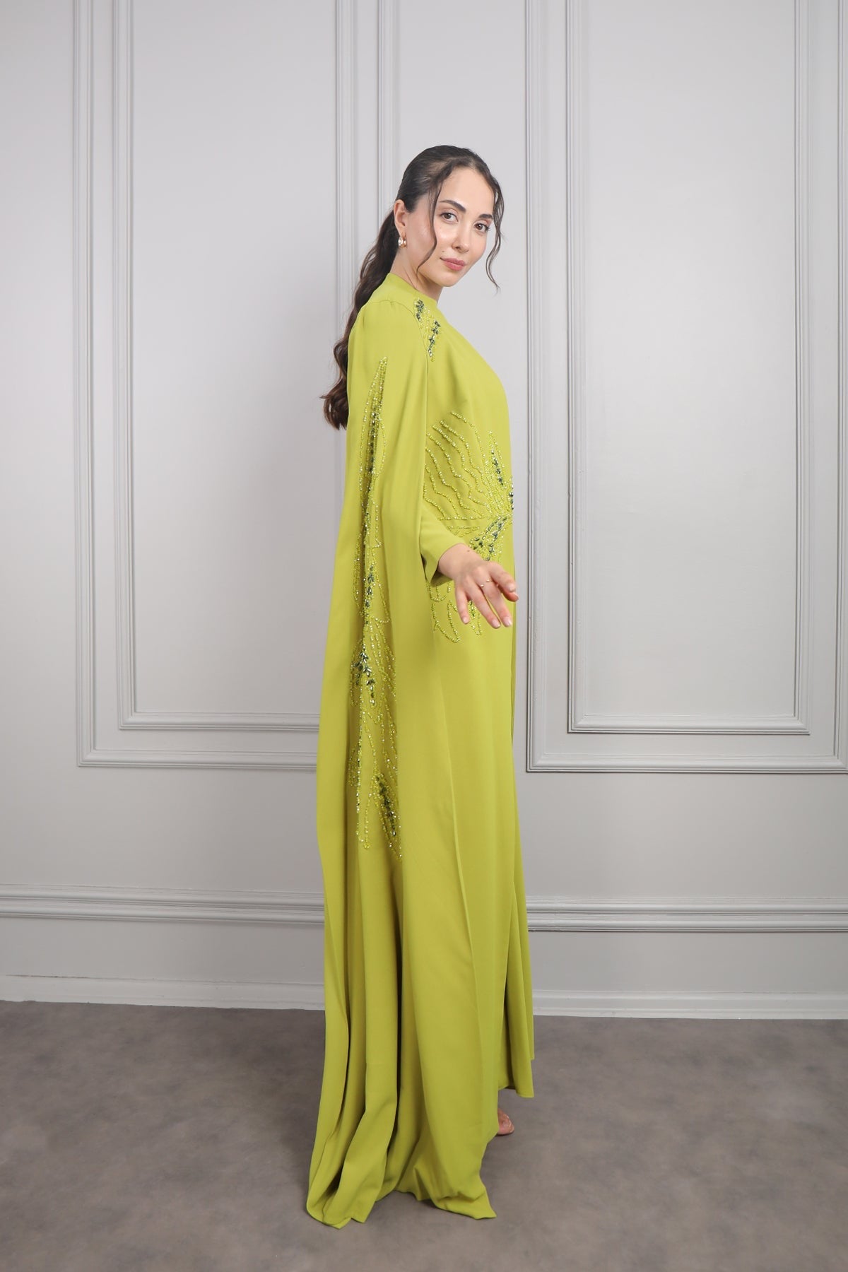 طقم قطعتين فستان وعباية بتطريزات خرزية -فستقي