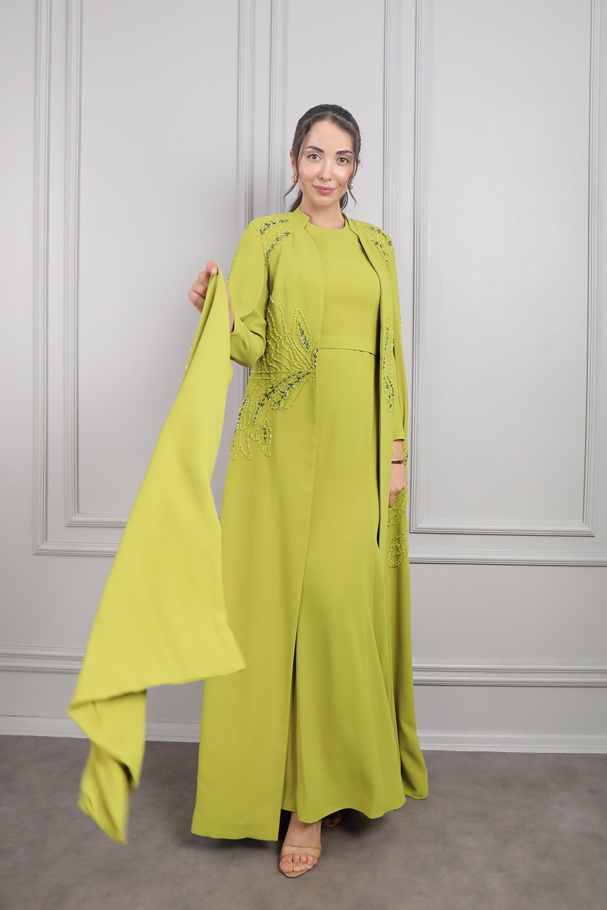 طقم قطعتين فستان وعباية بتطريزات خرزية -فستقي