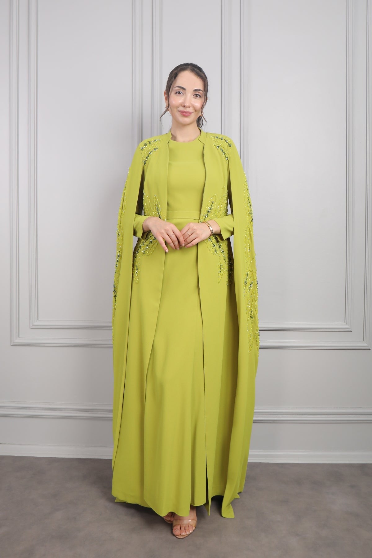 طقم قطعتين فستان وعباية بتطريزات خرزية -فستقي