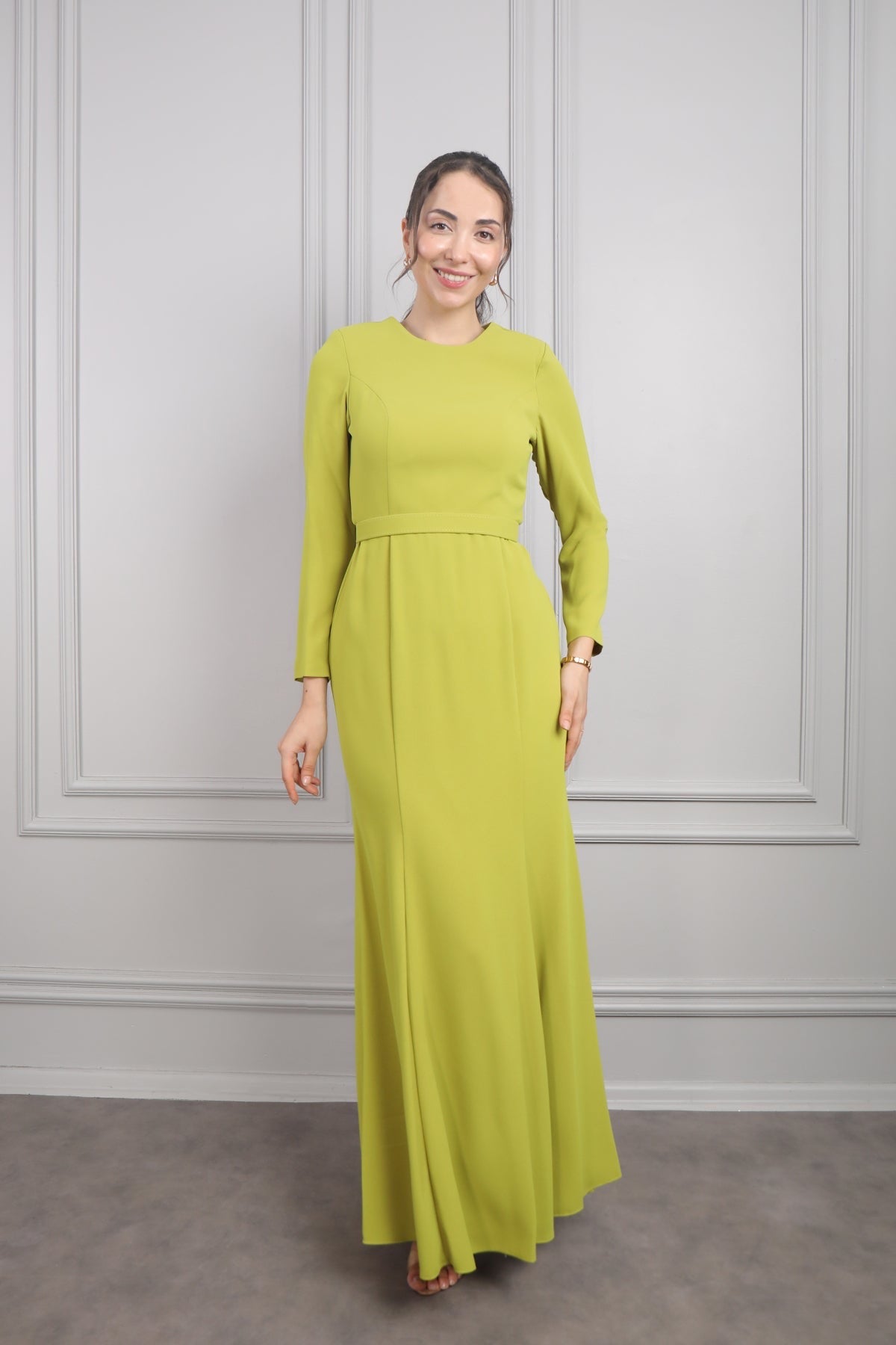 طقم قطعتين فستان وعباية بتطريزات خرزية -فستقي