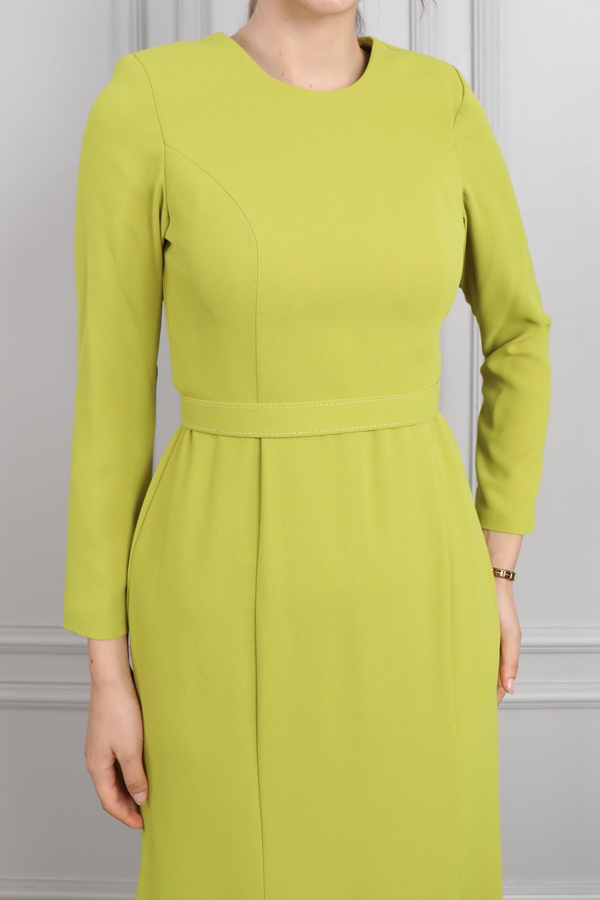 طقم قطعتين فستان وعباية بتطريزات خرزية -فستقي