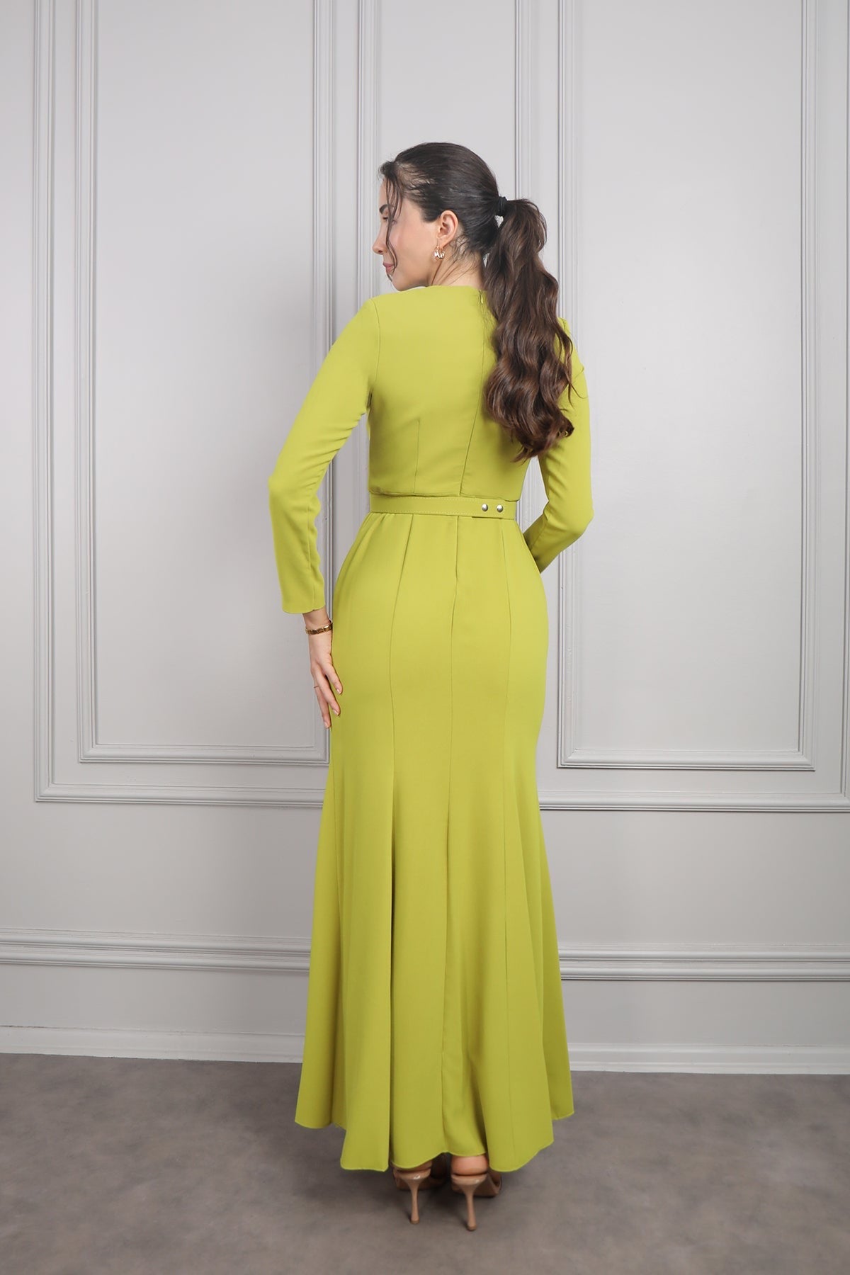 طقم قطعتين فستان وعباية بتطريزات خرزية -فستقي