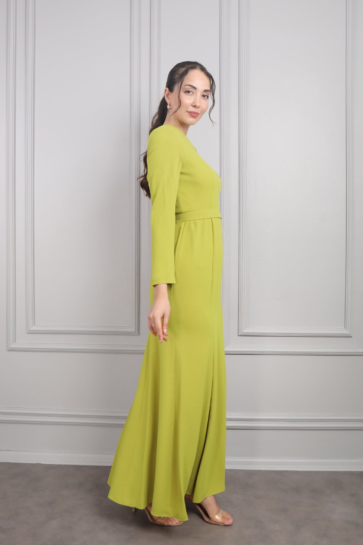 طقم قطعتين فستان وعباية بتطريزات خرزية -فستقي