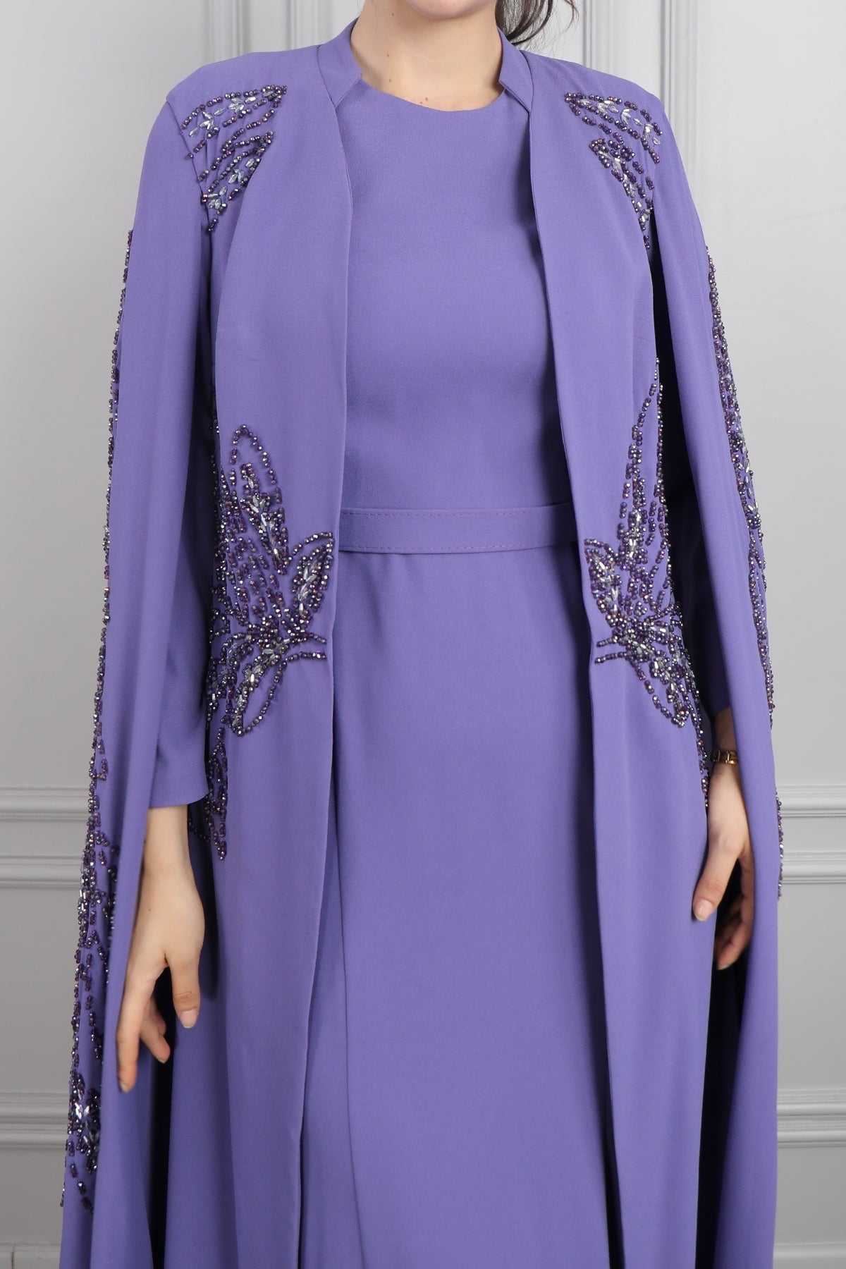 طقم قطعتين فستان وعباية بتطريزات خرزية -موفي