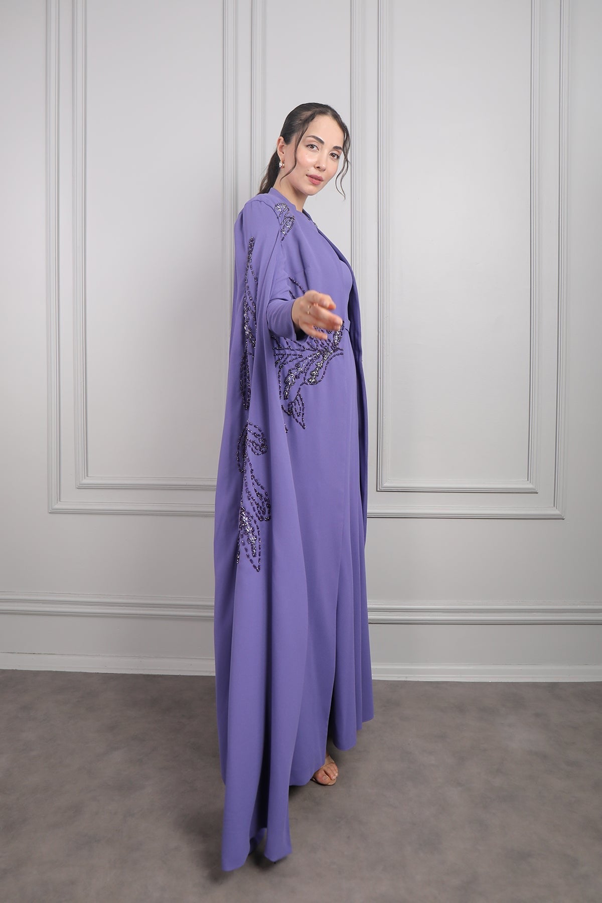 طقم قطعتين فستان وعباية بتطريزات خرزية -موفي