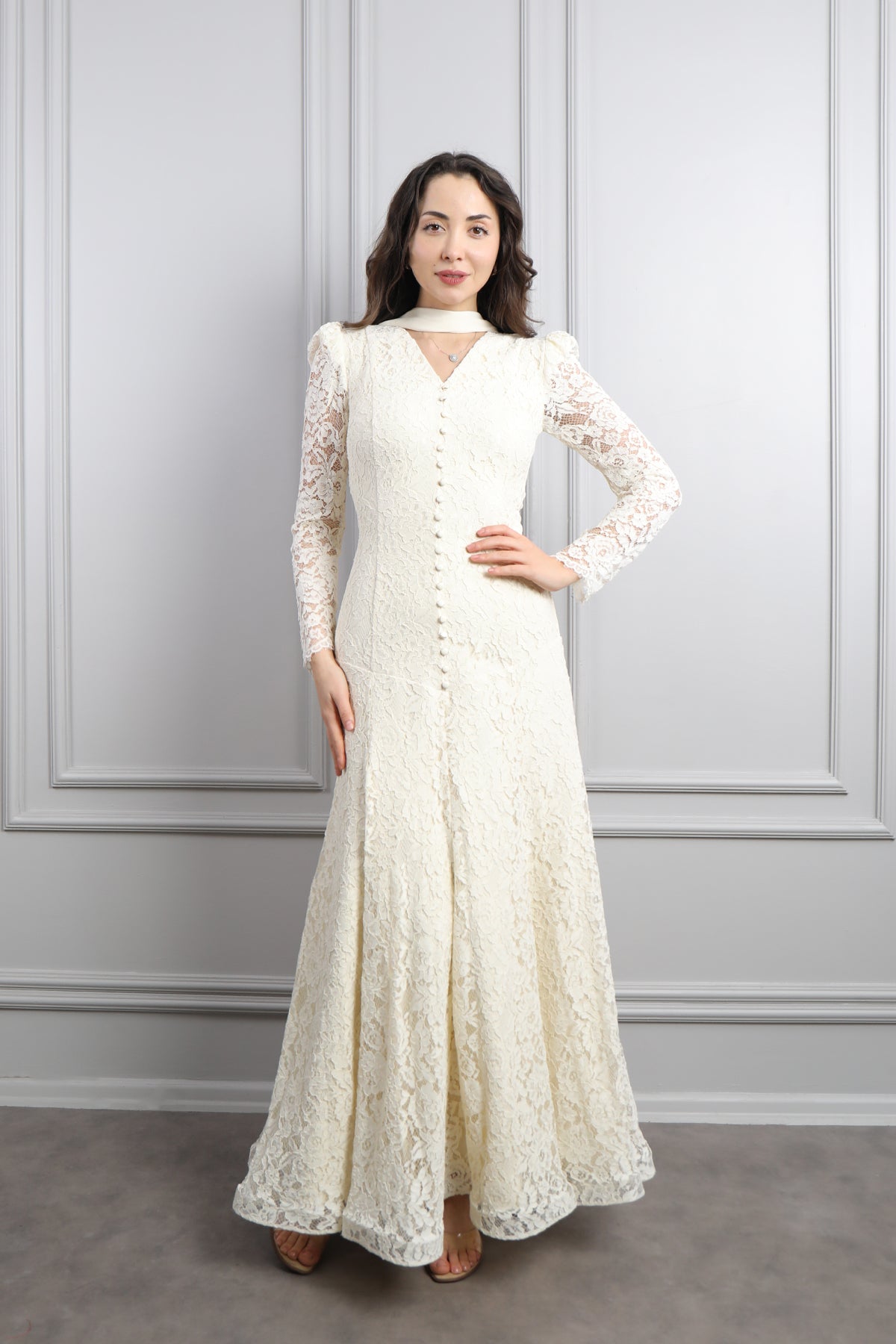 فستان دانتيل بياقة مثلثة وزينة ازرار امامية مع وشاح -سكري