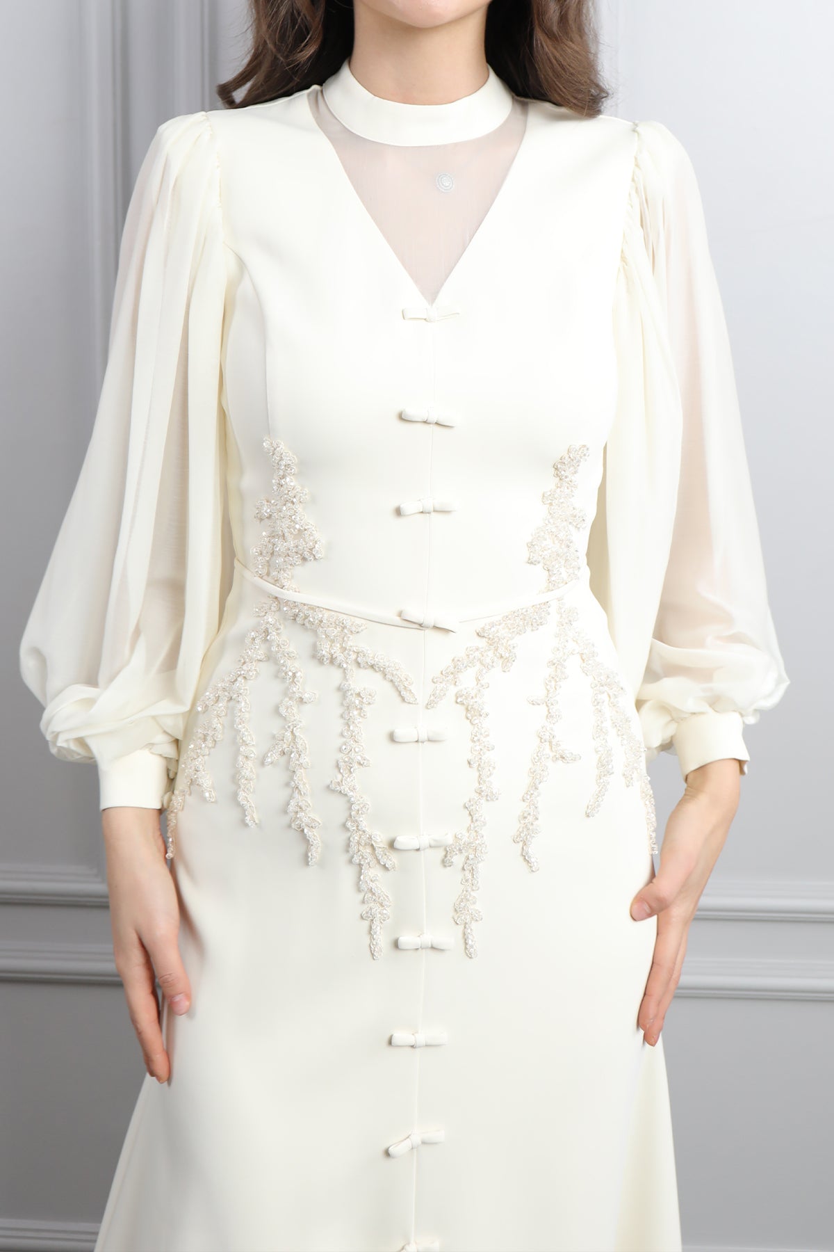 فستان باكمام واسعة مزين بتطريزات خرزية وفيونكات -سكري