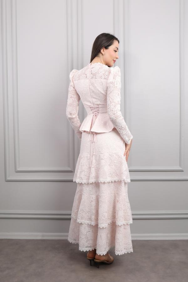 طقم دانتيلي بتنورة تصميم طبقات واكمام شفافة -بمبي