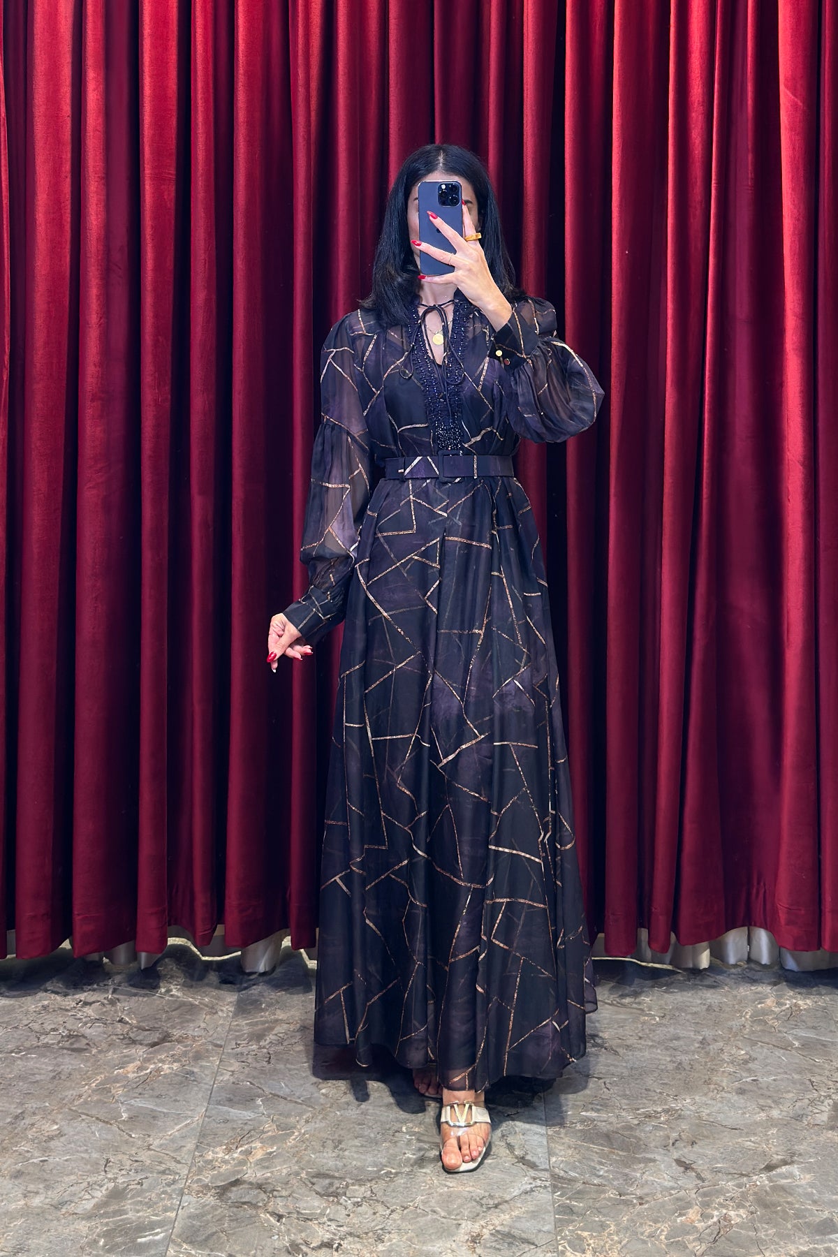 فستان شيون مزين بالخرز في الياقة مع حزام عالخصر مقاس كبير -عنابي