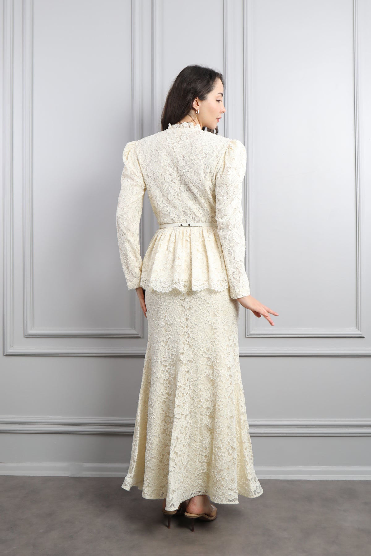 طقم تنورة دانتيلي مع حزام عالخصر وزينة ازرار -سكري