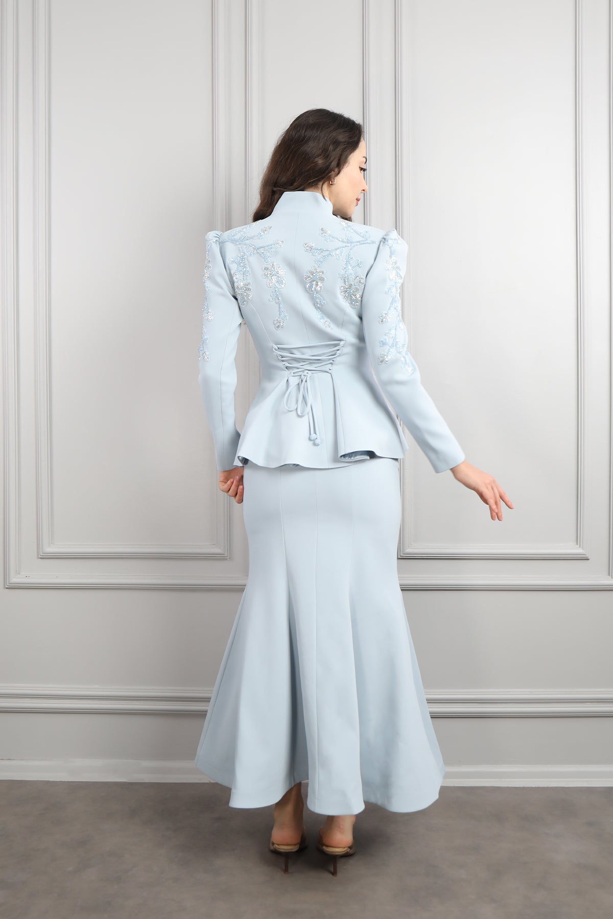 طقم تنورة وجاكيت بياقة تنربط وتطريزات خرزية -ازرق