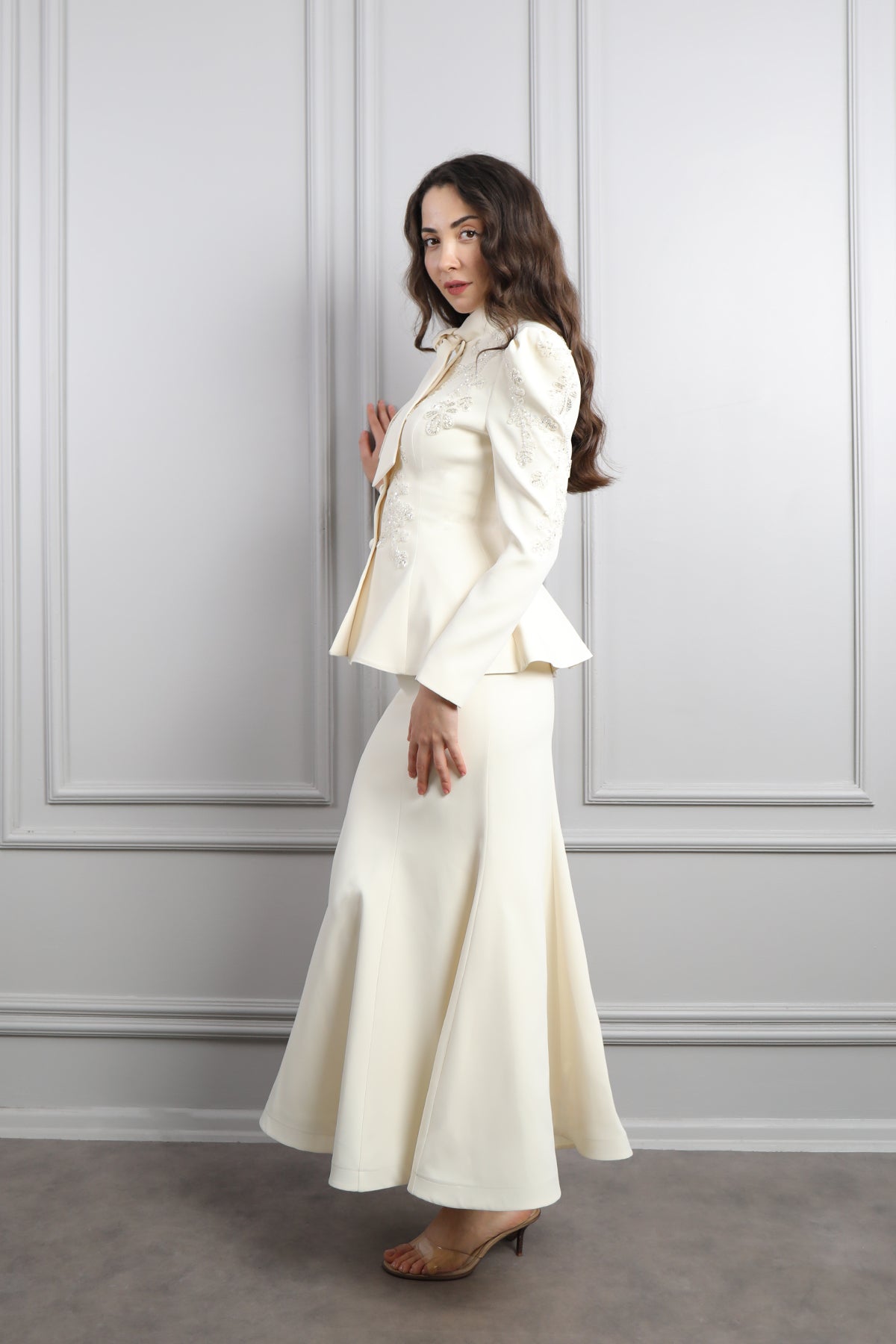 طقم تنورة وجاكيت بياقة تنربط وتطريزات خرزية -سكري