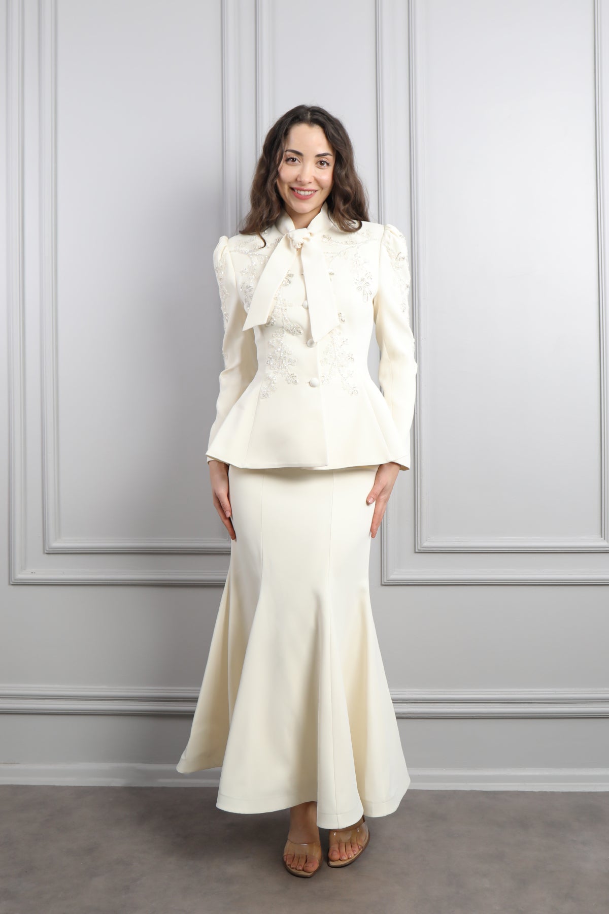 طقم تنورة وجاكيت بياقة تنربط وتطريزات خرزية -سكري