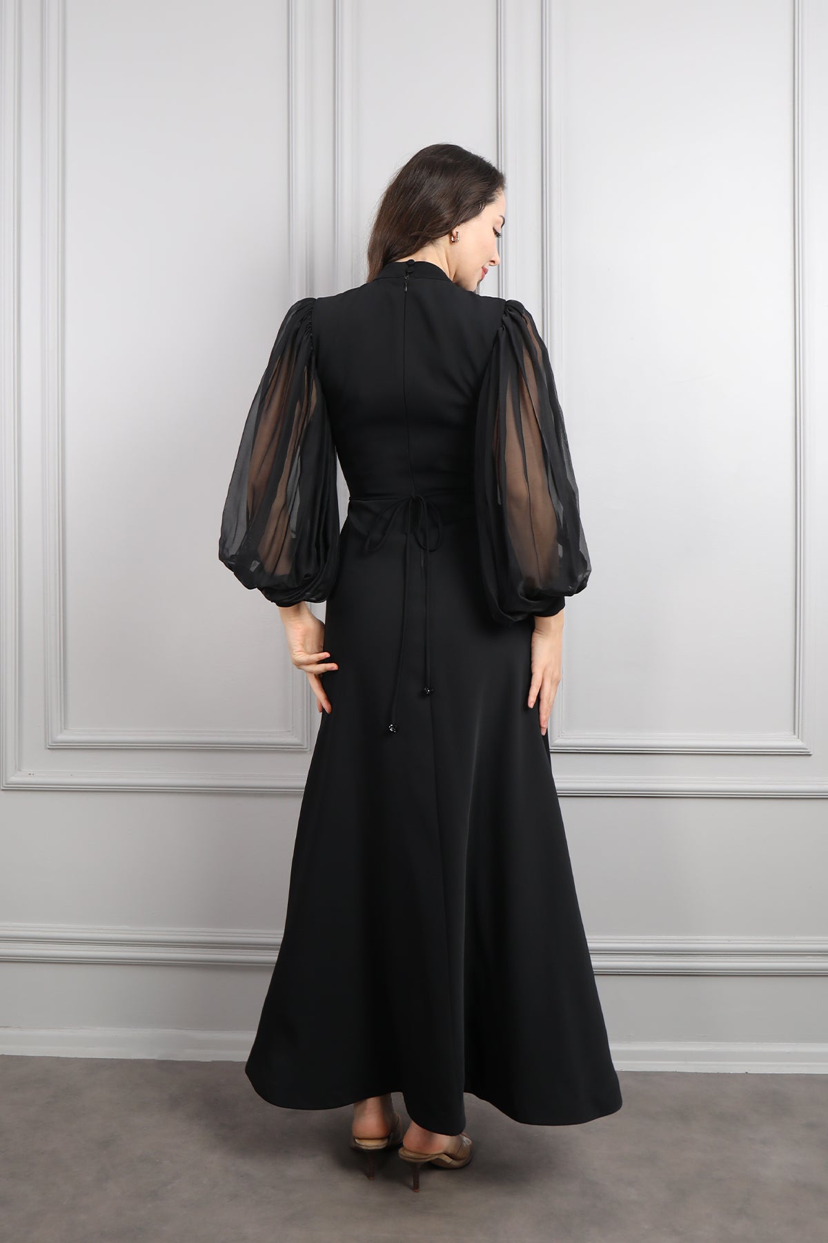 فستان باكمام واسعة مزين بتطريزات خرزية وفيونكات -اسود