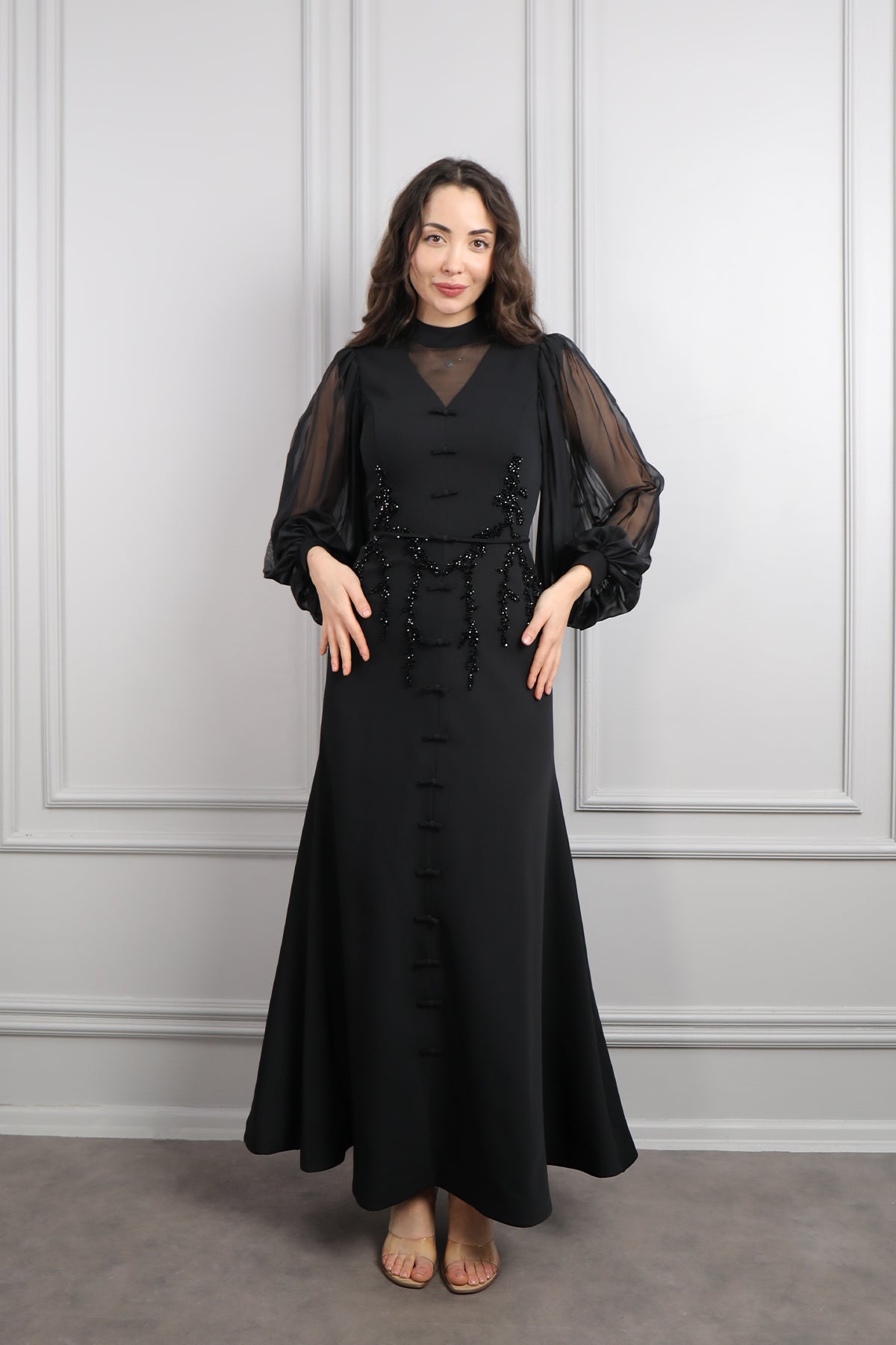 فستان باكمام واسعة مزين بتطريزات خرزية وفيونكات -اسود