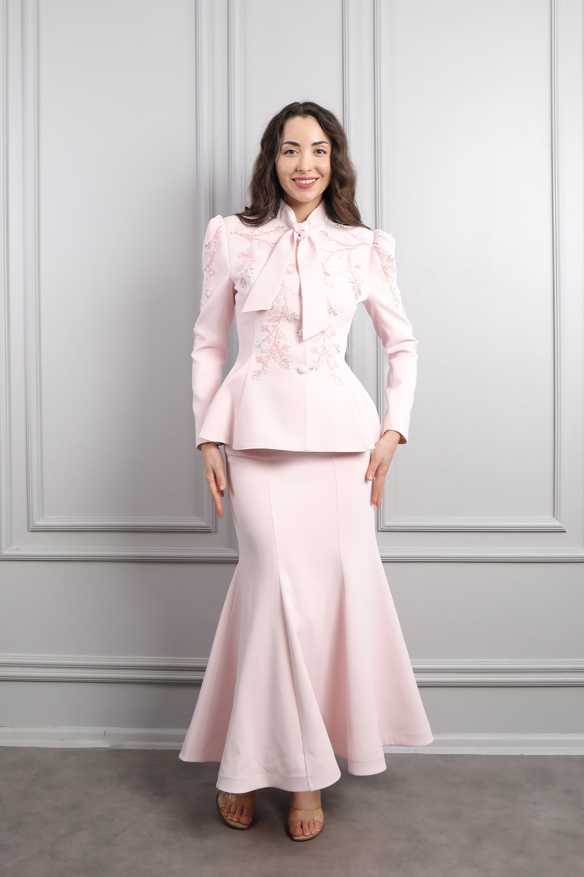 طقم تنورة وجاكيت بياقة تنربط وتطريزات خرزية -بمبي