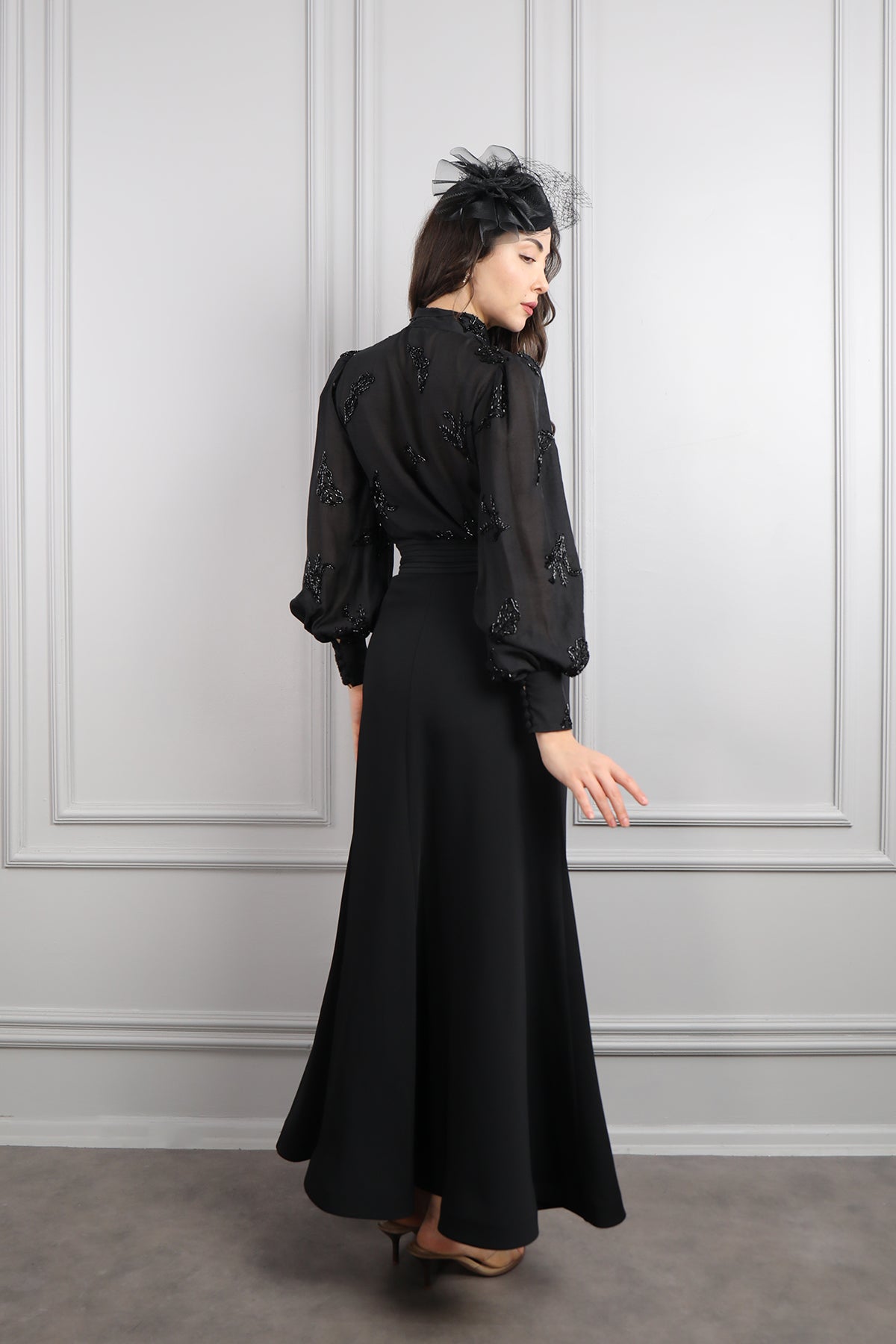 طقم تنورة وبلوزة مطرزة بالخرز باكمام واسعة مع اكسسوار عالشعر -اسود