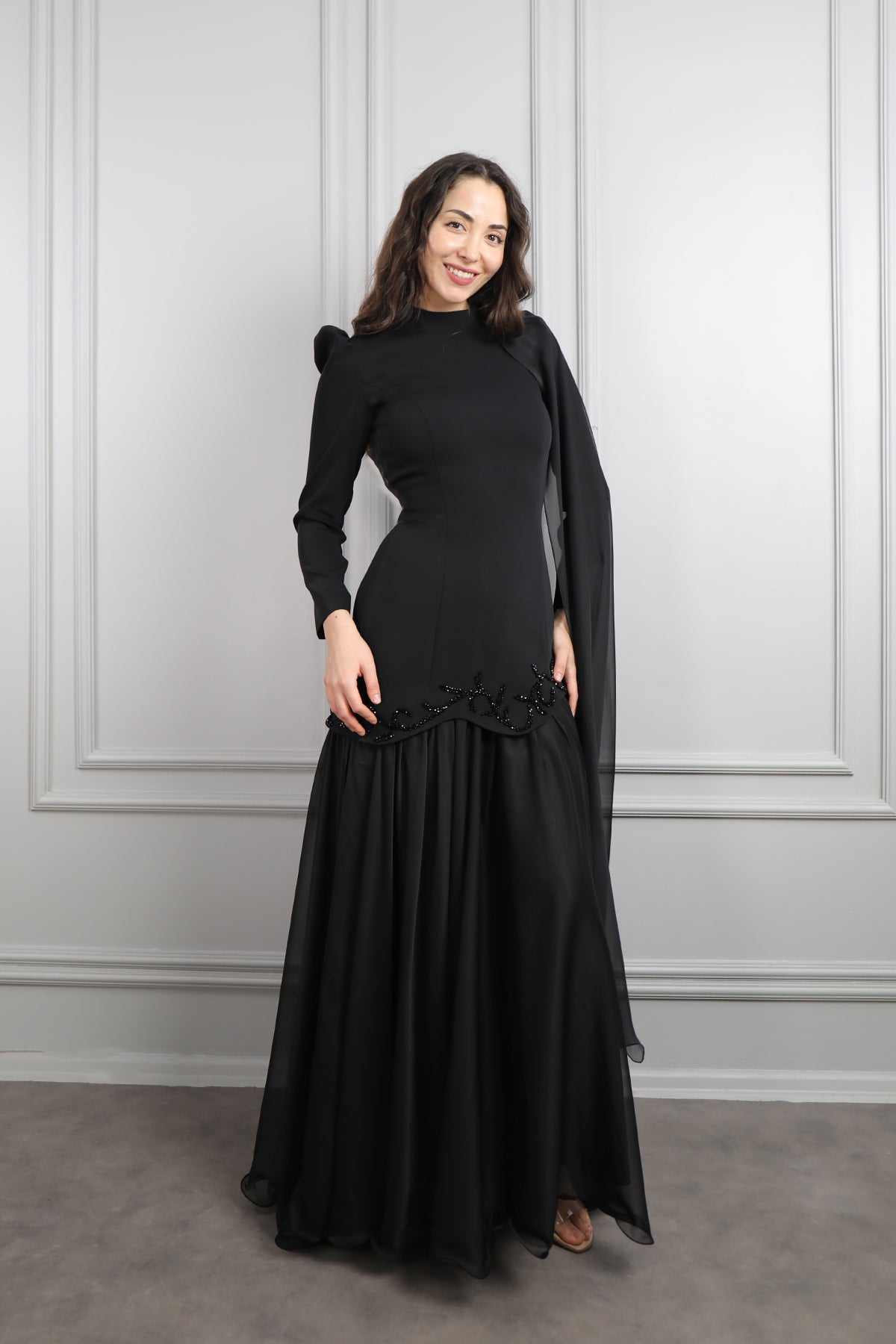 فستان للمحجبات بتطريزات خرزية وتصميم كايب من الكتف -اسود