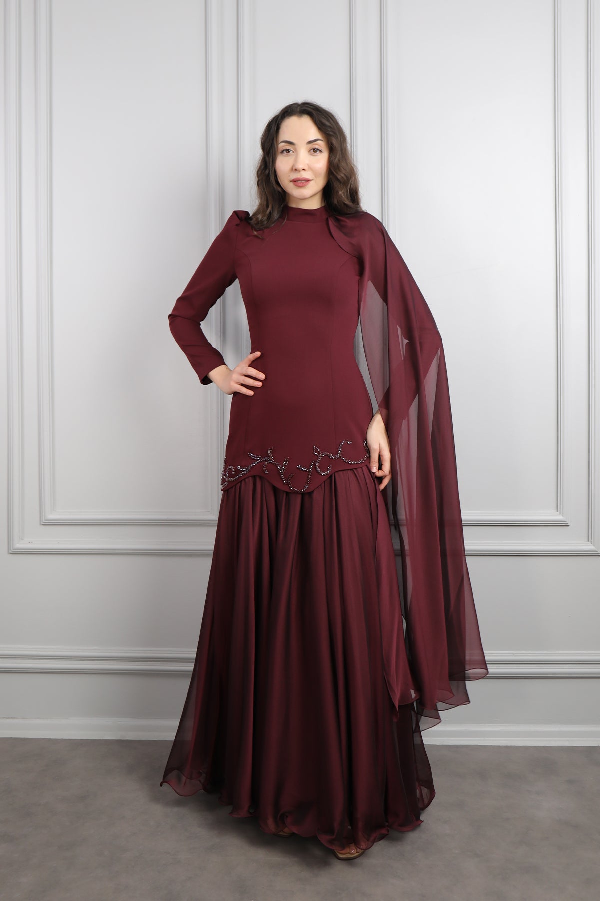 فستان للمحجبات بتطريزات خرزية وتصميم كايب من الكتف -عودي