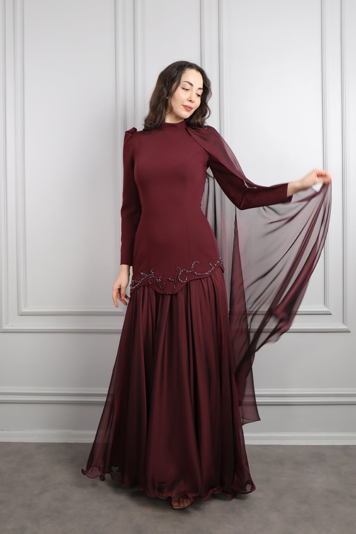 فستان للمحجبات بتطريزات خرزية وتصميم كايب من الكتف -عودي