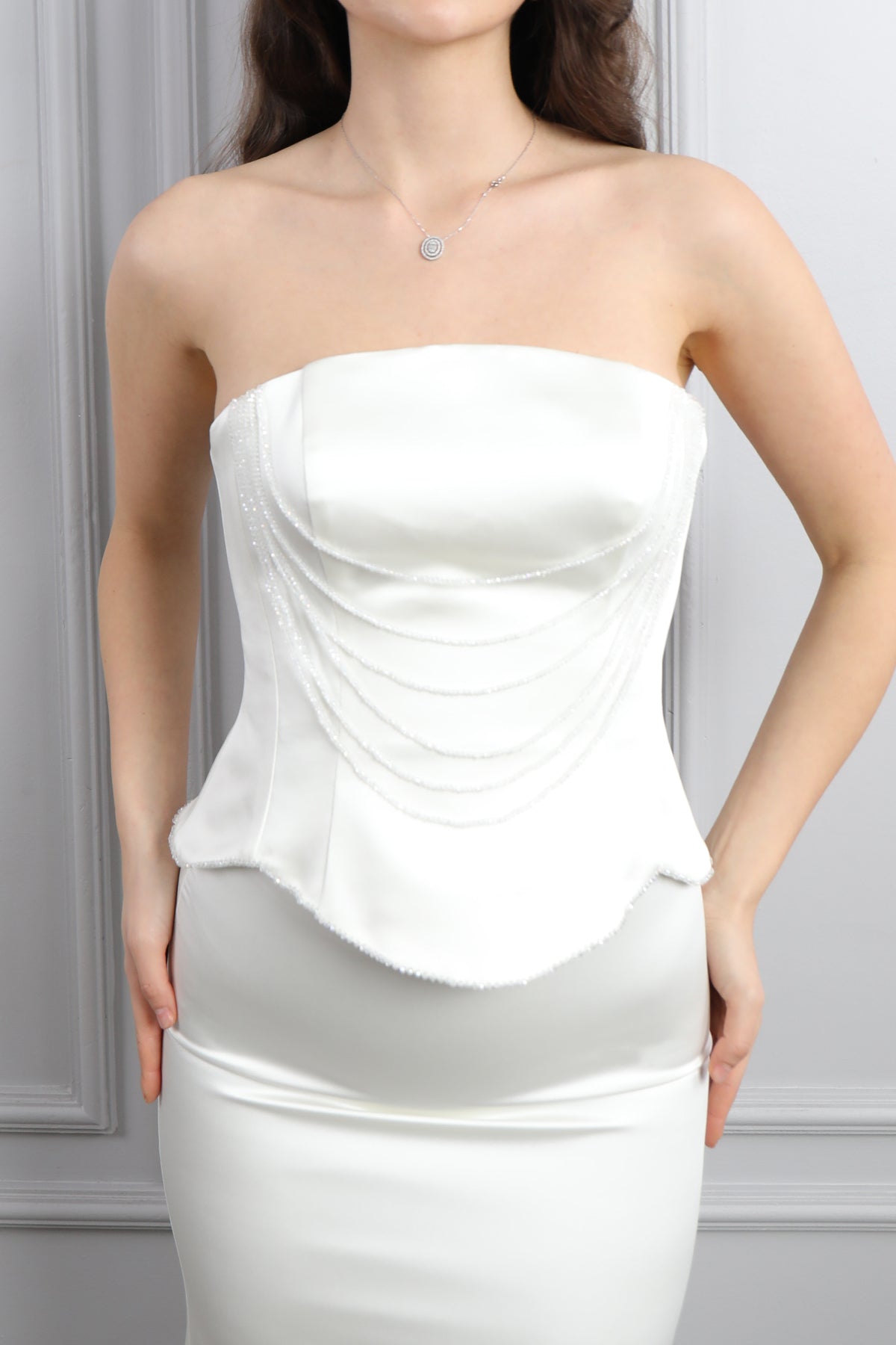 طقم سهرة تنورة وتوب سترابلس مزين بالخرز -ابيض