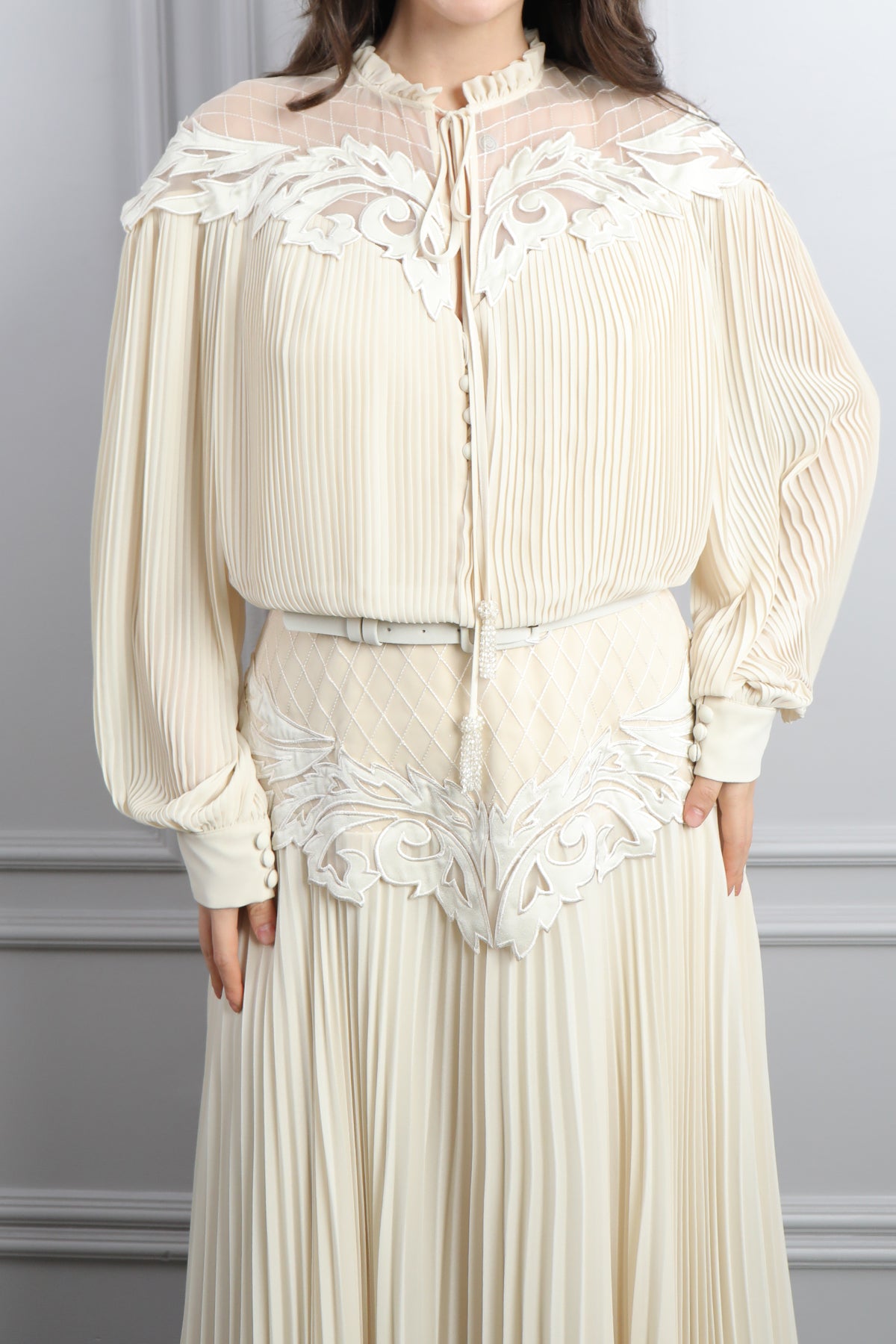 فستان شيفون بتكسيرات مزين بتفاصيل دانتيلية وحزام عالخصر مقاس كبير -بيج