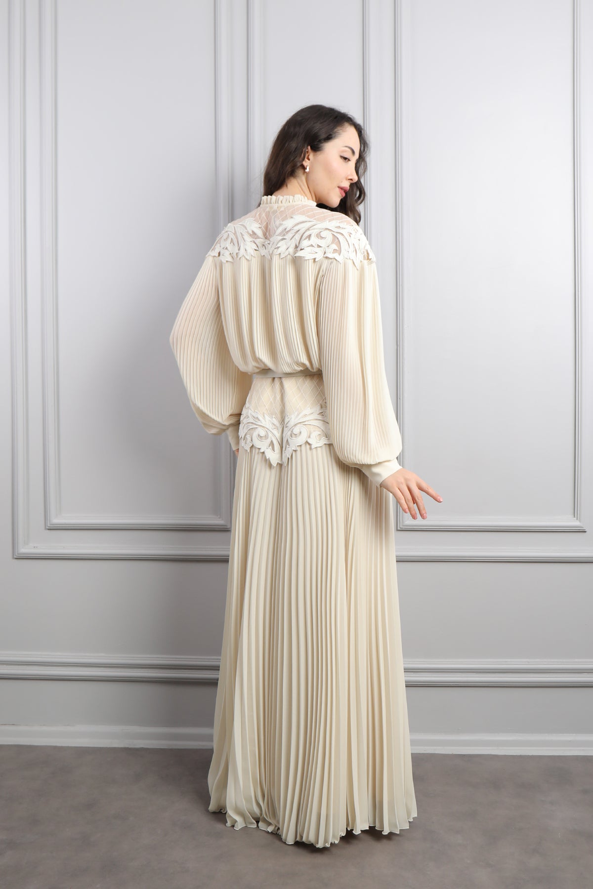 فستان شيفون بتكسيرات مزين بتفاصيل دانتيلية وحزام عالخصر مقاس كبير -بيج