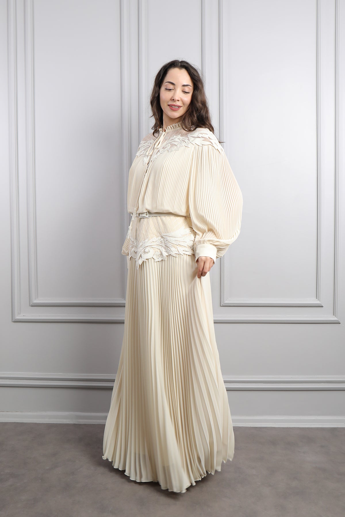 فستان شيفون بتكسيرات مزين بتفاصيل دانتيلية وحزام عالخصر مقاس كبير -بيج