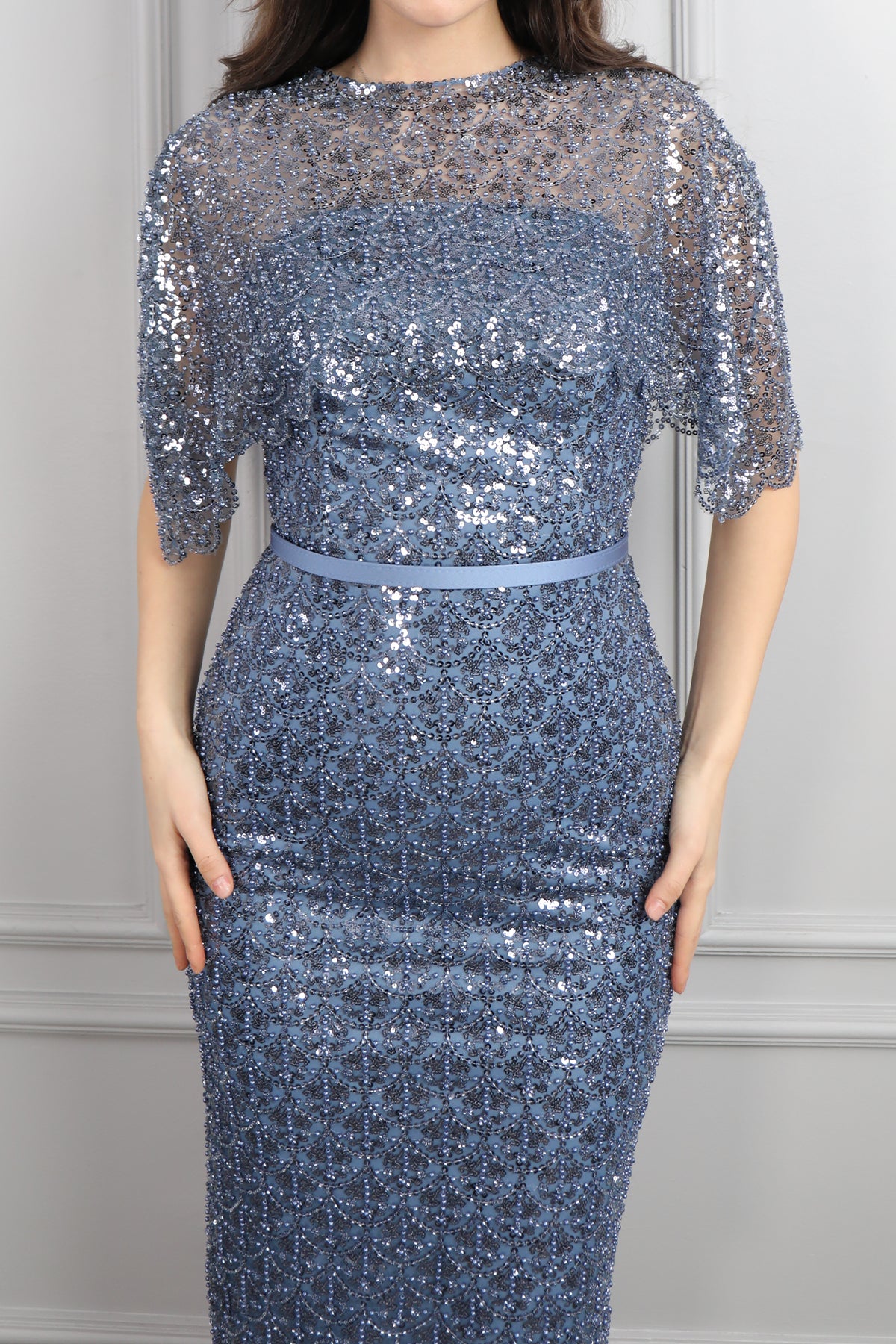 فستان ميدي سترابلس مطرز بالترتر مع تفصيل بوليرو -ازرق