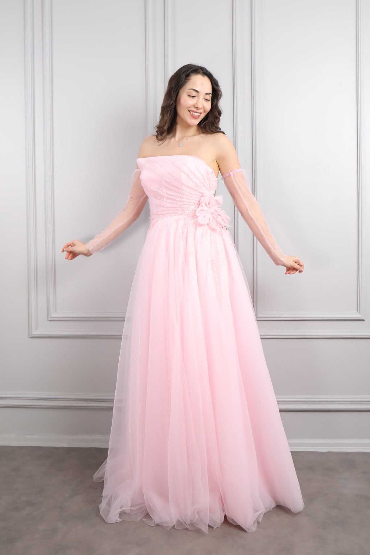 فستان سهرة سترابلس بقصّة منفوشة مطرز بالخز مع اكمام متحركة -بمبي