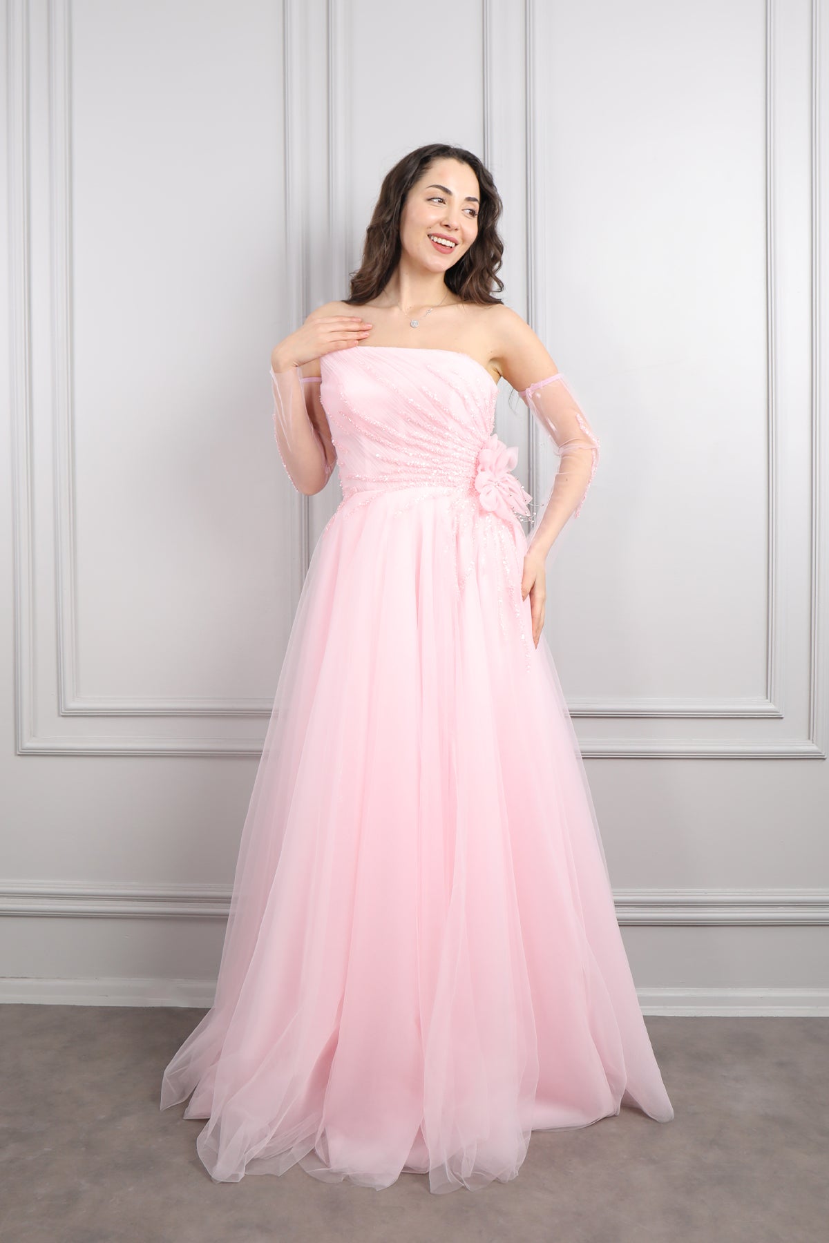 فستان سهرة سترابلس بقصّة منفوشة مطرز بالخز مع اكمام متحركة -بمبي