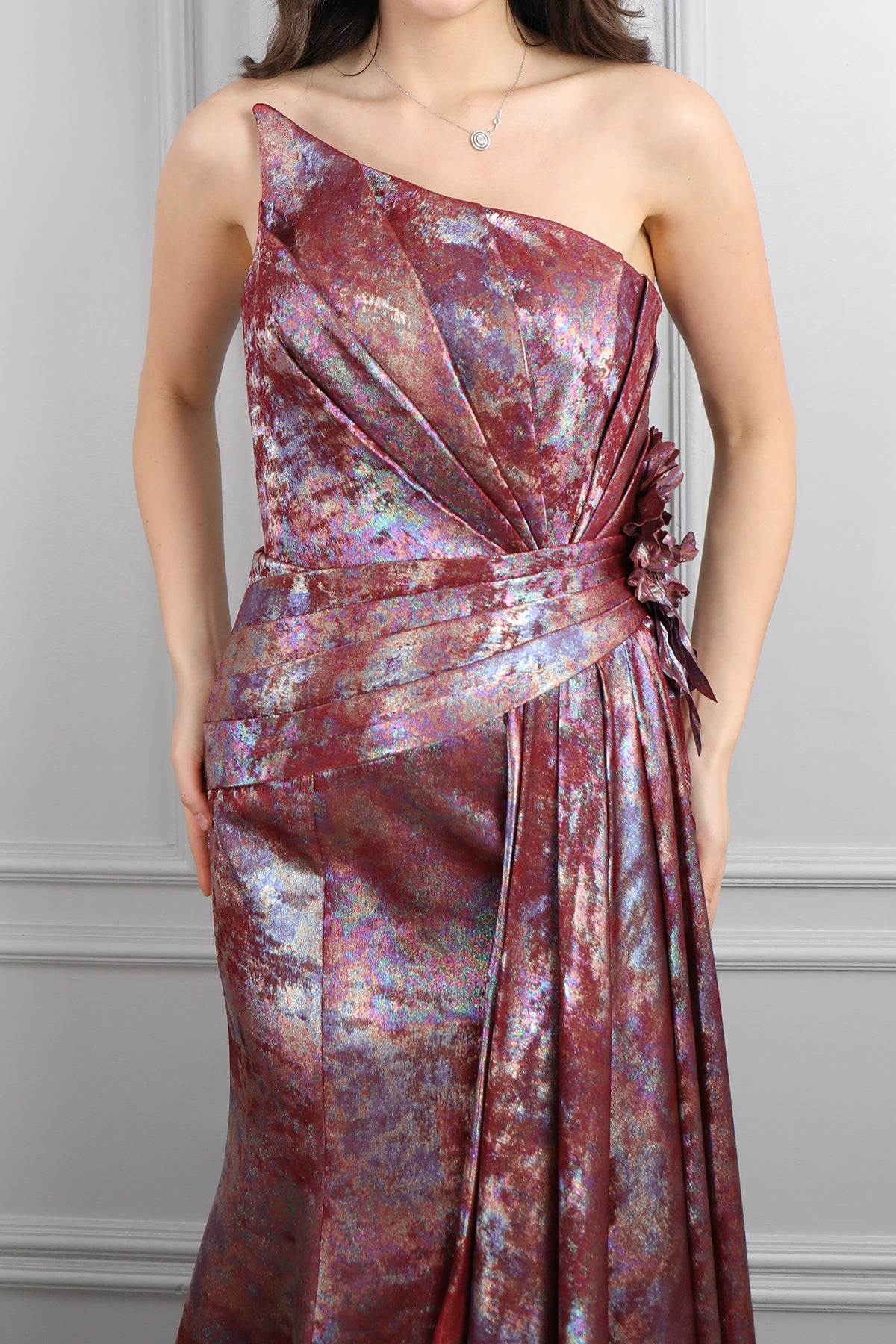 فستان سهرة سترابلس بتفصيل ذيل وزينة وردة - عودي لامع