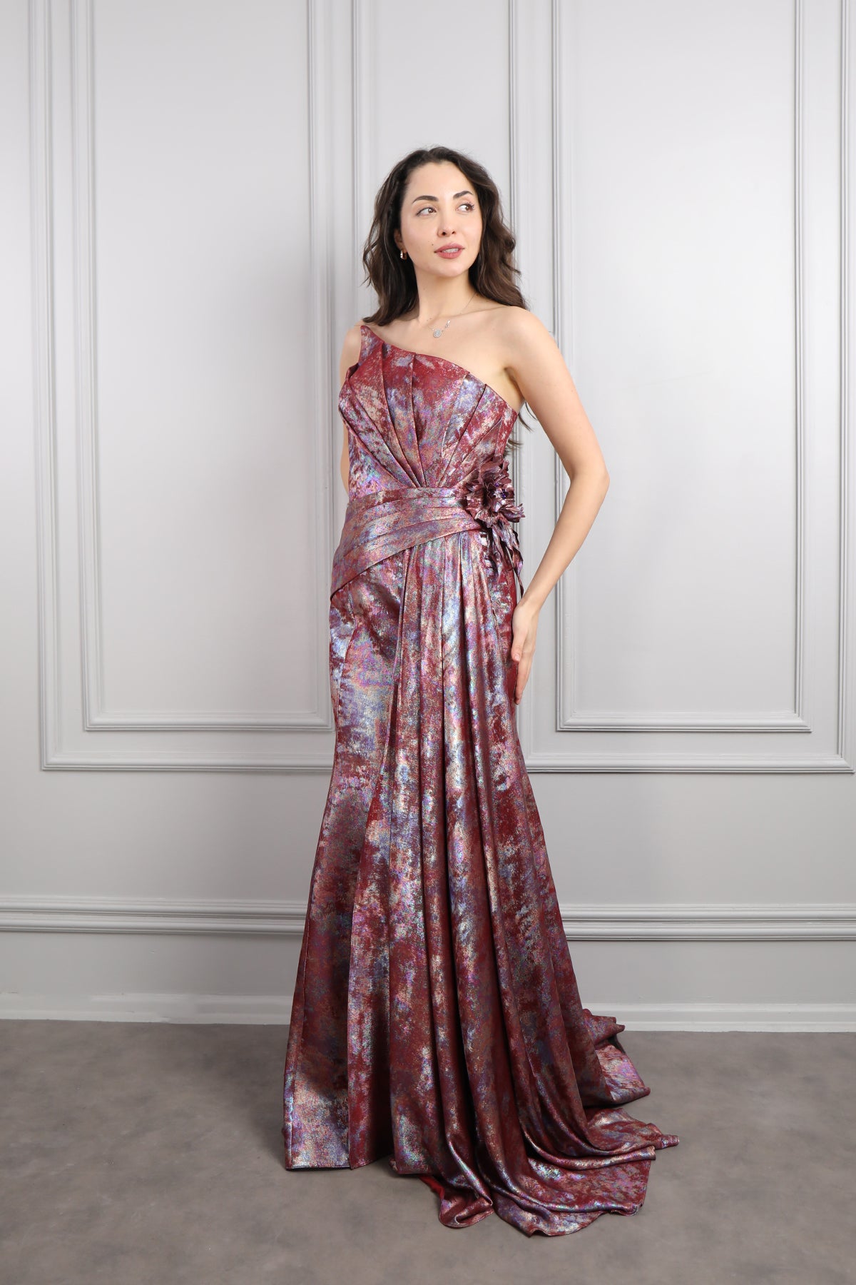 فستان سهرة سترابلس بتفصيل ذيل وزينة وردة - عودي لامع