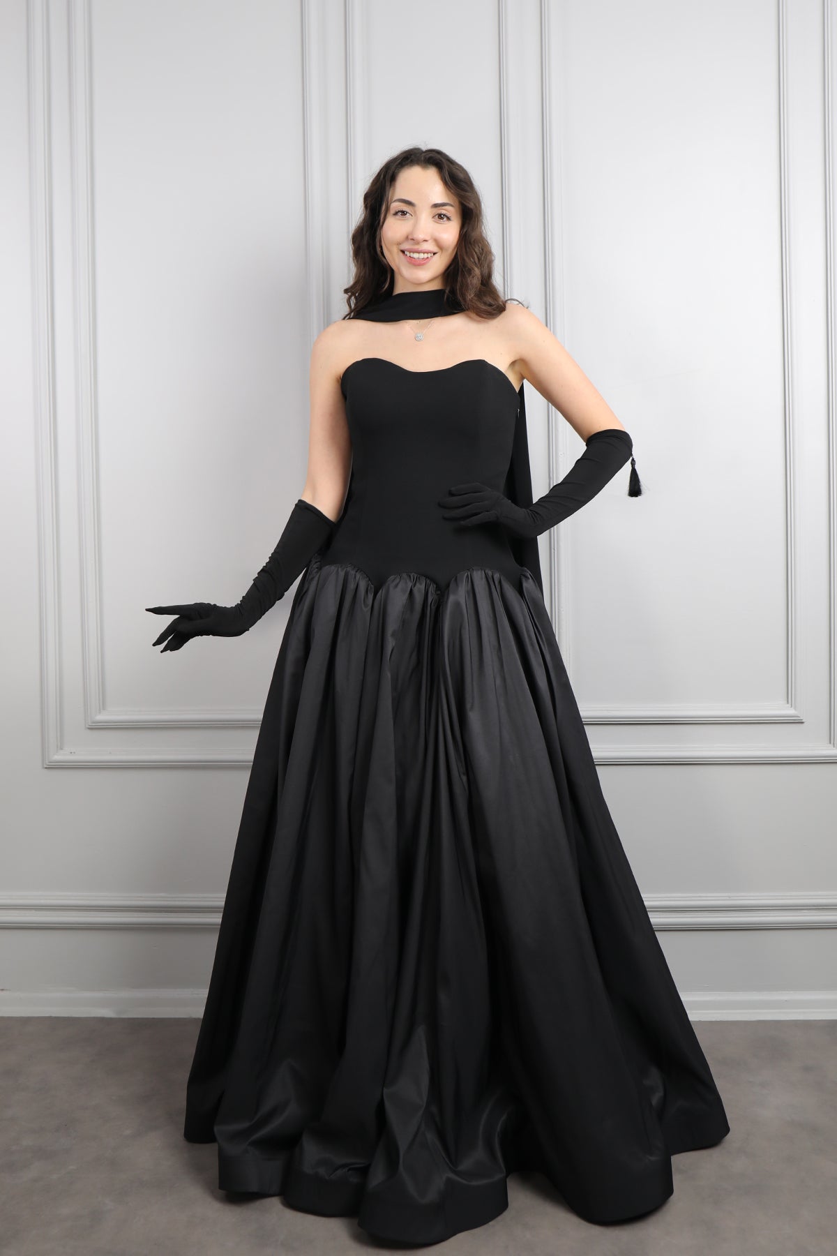 فستان سترابلس باكسسوار وشاح وقفازات -اسود