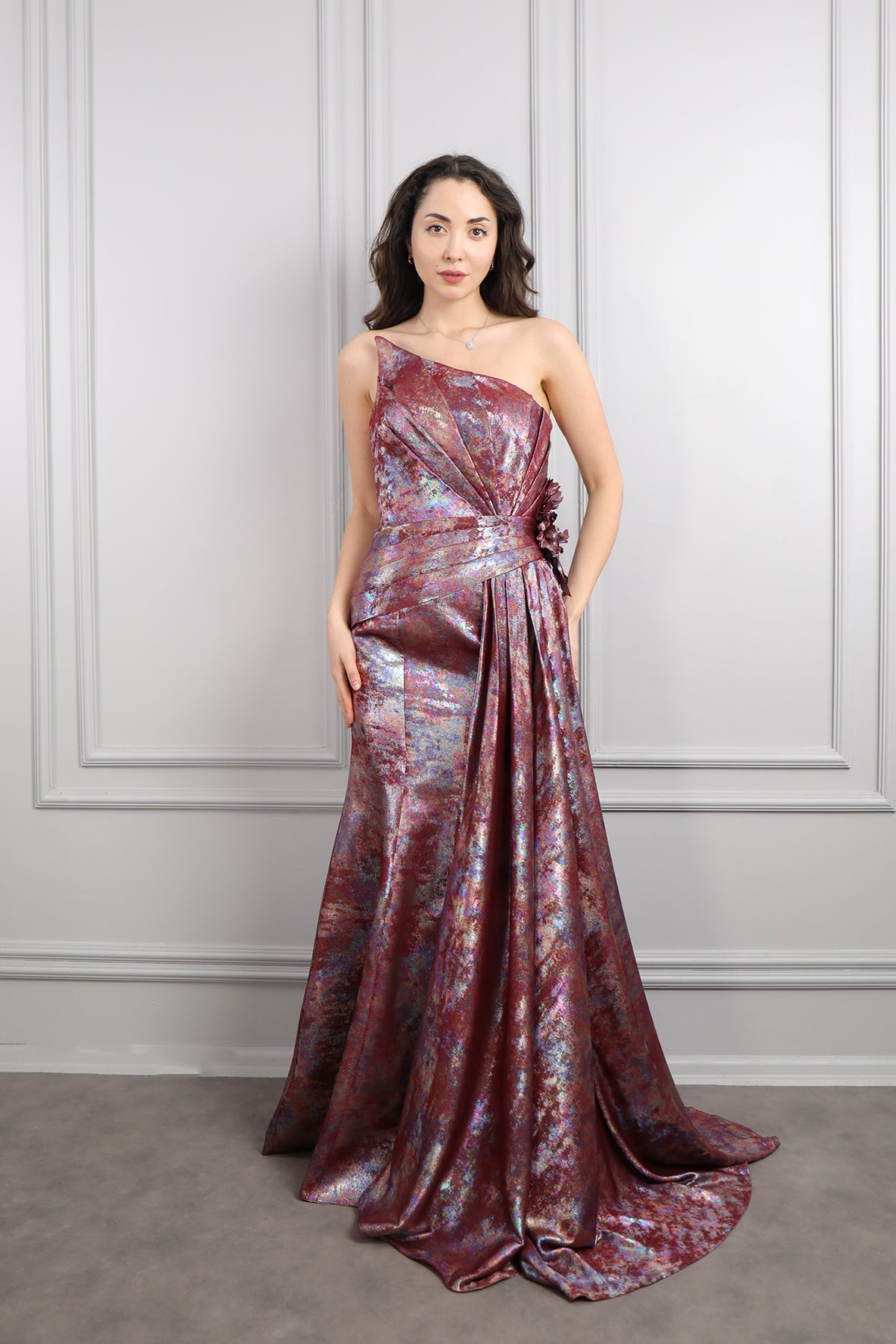 فستان سهرة سترابلس بتفصيل ذيل وزينة وردة - عودي لامع